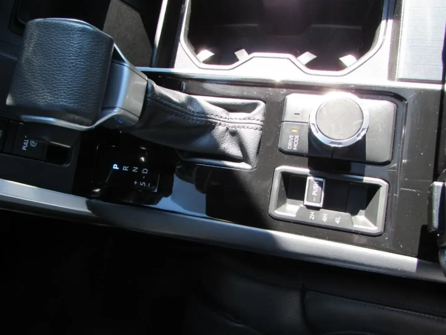 2022 /Black Toyota Tundra Platinum (5TFNA5DB0NX) with an 3.4L V6 DOHC 24V engine, Automatic transmission, located at 12830 Highway 21, De Soto, MO, 63020, (636) 337-7777, 38.153099, -90.573624 - **Unleash Adventure with the 2022 Toyota Tundra 4WD Platinum CrewMax at Pettus CDJR DeSoto!**<br /> <br /> Are you ready to elevate your driving experience? The 2022 Toyota Tundra 4WD Platinum CrewMax is the ultimate truck for those who crave adventure, whether it's tackling rough off-road trails, h - Photo#26