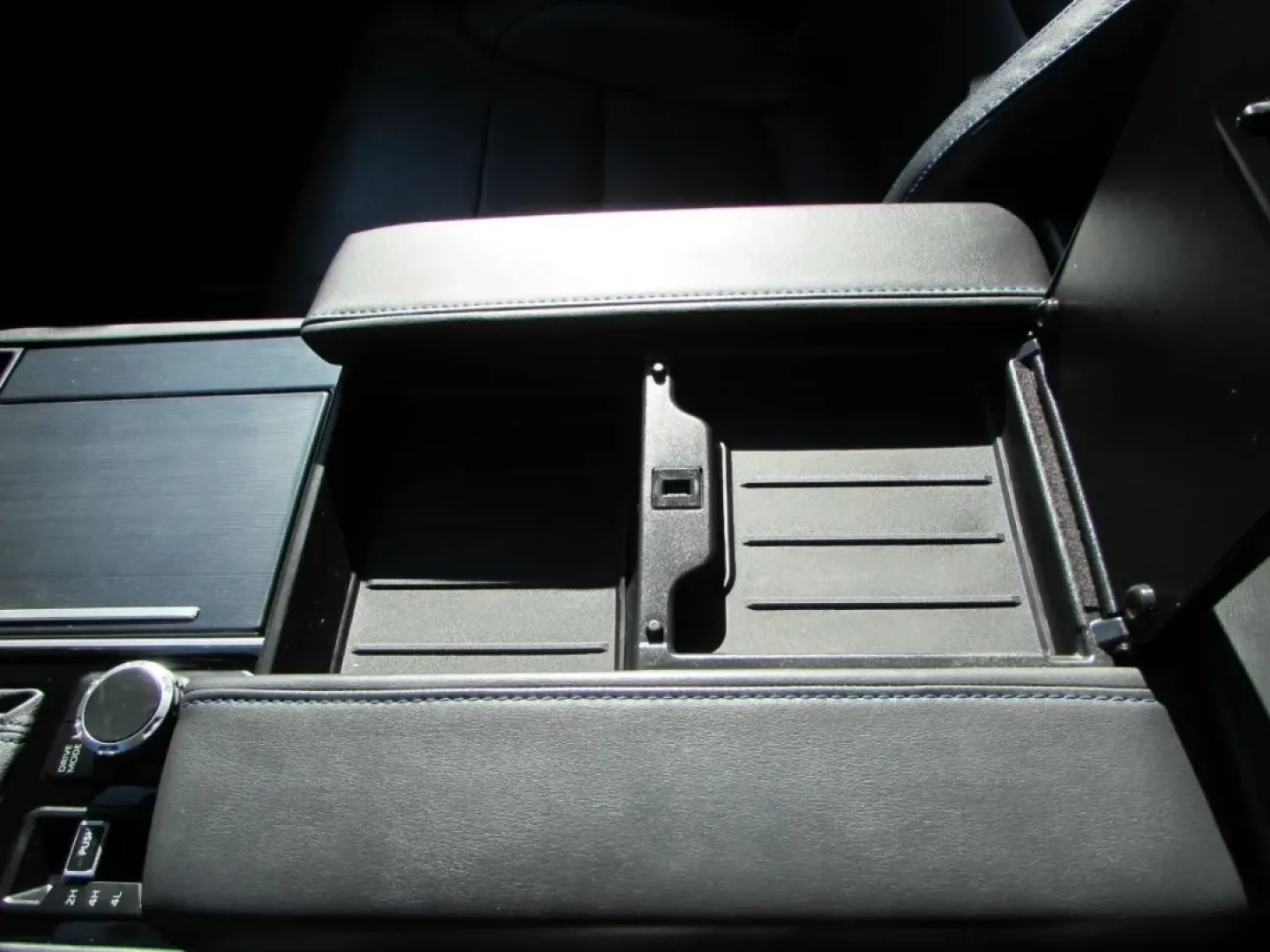 2022 /Black Toyota Tundra Platinum (5TFNA5DB0NX) with an 3.4L V6 DOHC 24V engine, Automatic transmission, located at 12830 Highway 21, De Soto, MO, 63020, (636) 337-7777, 38.153099, -90.573624 - **Unleash Adventure with the 2022 Toyota Tundra 4WD Platinum CrewMax at Pettus CDJR DeSoto!**<br /> <br /> Are you ready to elevate your driving experience? The 2022 Toyota Tundra 4WD Platinum CrewMax is the ultimate truck for those who crave adventure, whether it's tackling rough off-road trails, h - Photo#27