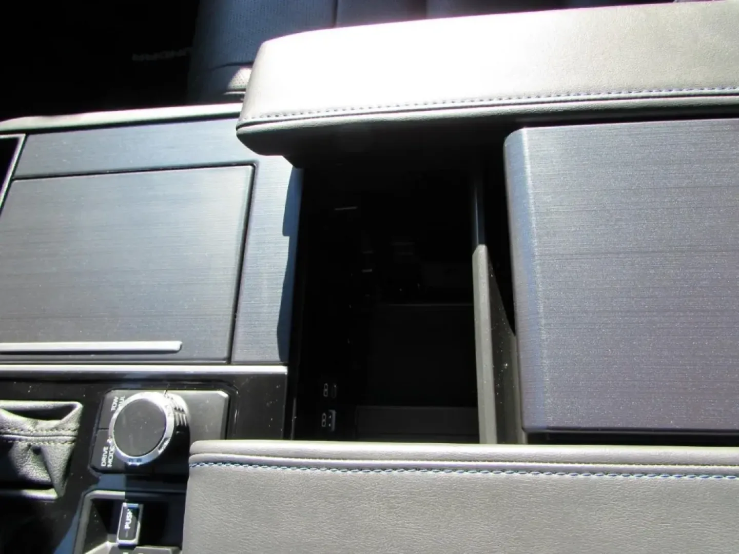 2022 /Black Toyota Tundra Platinum (5TFNA5DB0NX) with an 3.4L V6 DOHC 24V engine, Automatic transmission, located at 12830 Highway 21, De Soto, MO, 63020, (636) 337-7777, 38.153099, -90.573624 - **Unleash Adventure with the 2022 Toyota Tundra 4WD Platinum CrewMax at Pettus CDJR DeSoto!**<br /> <br /> Are you ready to elevate your driving experience? The 2022 Toyota Tundra 4WD Platinum CrewMax is the ultimate truck for those who crave adventure, whether it's tackling rough off-road trails, h - Photo#28