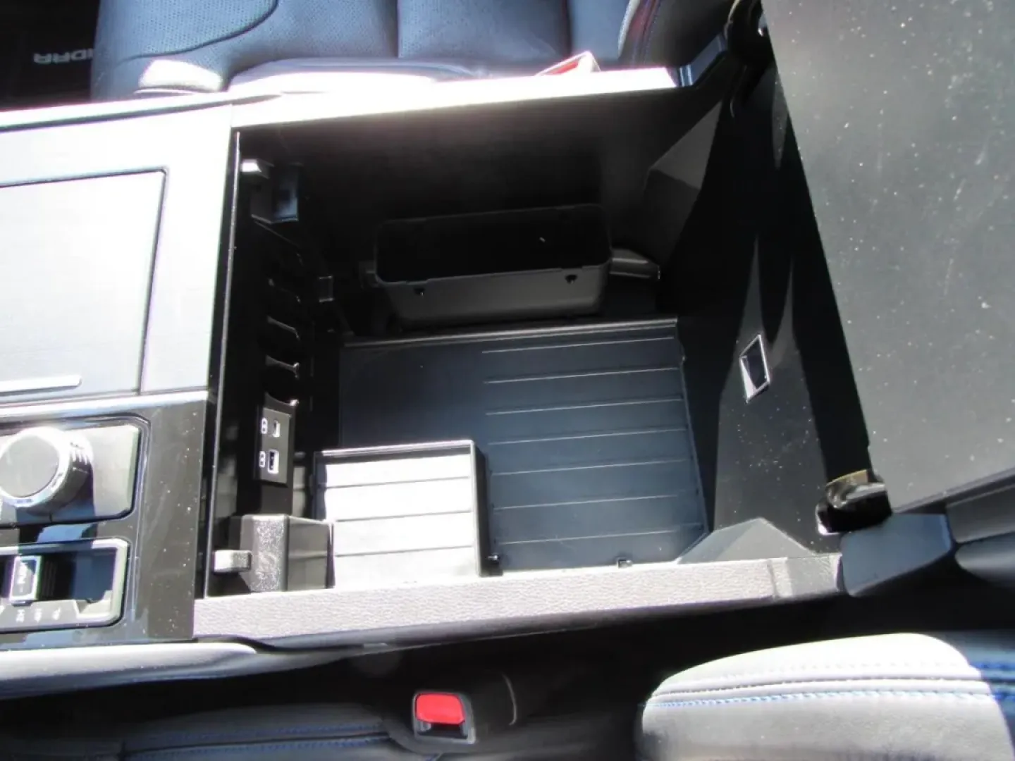 2022 /Black Toyota Tundra Platinum (5TFNA5DB0NX) with an 3.4L V6 DOHC 24V engine, Automatic transmission, located at 12830 Highway 21, De Soto, MO, 63020, (636) 337-7777, 38.153099, -90.573624 - **Unleash Adventure with the 2022 Toyota Tundra 4WD Platinum CrewMax at Pettus CDJR DeSoto!**<br /> <br /> Are you ready to elevate your driving experience? The 2022 Toyota Tundra 4WD Platinum CrewMax is the ultimate truck for those who crave adventure, whether it's tackling rough off-road trails, h - Photo#29