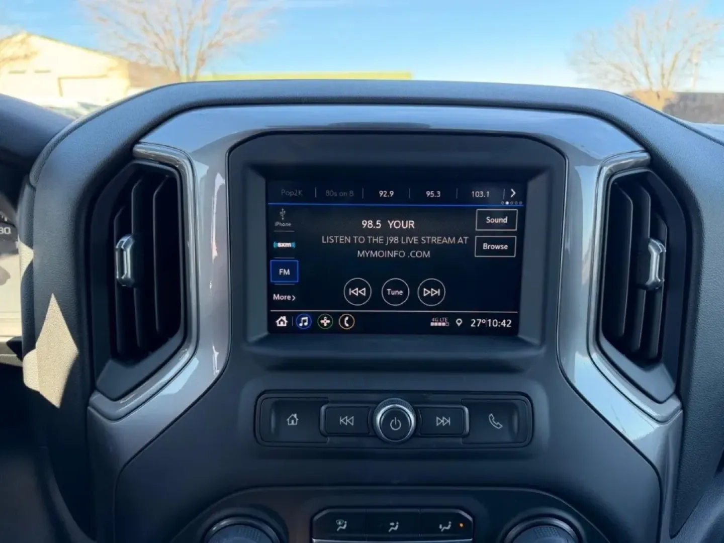 2022 /Jet Black Cloth Chevrolet Silverado 2500HD Custom (2GC4YME75N1) with an 6.6L V8 engine, Automatic transmission, located at 970 Woodlawn Dr., Farmington, MO, 63640, (573) 431-7800, 37.825642, -90.468674 - **Unleash Adventure with the 2022 Chevrolet Silverado 2500HD at Pettus CDJR Farmington** <br /> <br /> Are you ready to elevate your lifestyle with a rugged yet sophisticated pickup? The 2022 Chevrolet Silverado 2500HD is here to redefine your driving experience, whether you're hauling gear for a w - Photo#12