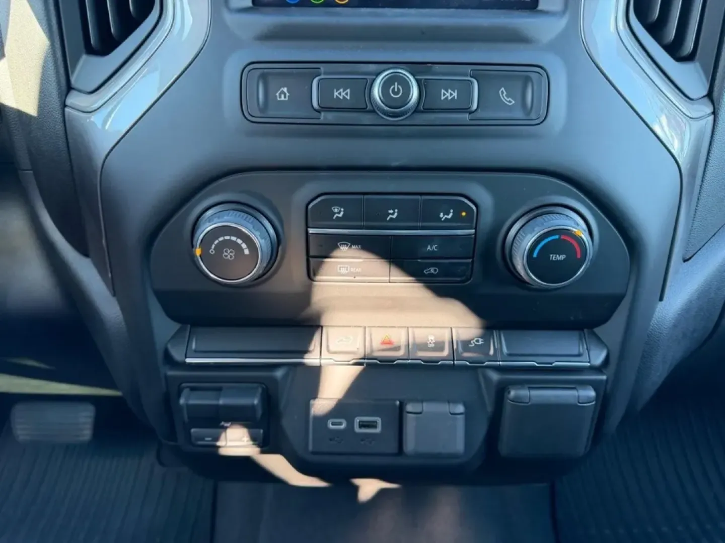 2022 /Jet Black Cloth Chevrolet Silverado 2500HD Custom (2GC4YME75N1) with an 6.6L V8 engine, Automatic transmission, located at 970 Woodlawn Dr., Farmington, MO, 63640, (573) 431-7800, 37.825642, -90.468674 - **Unleash Adventure with the 2022 Chevrolet Silverado 2500HD at Pettus CDJR Farmington** <br /> <br /> Are you ready to elevate your lifestyle with a rugged yet sophisticated pickup? The 2022 Chevrolet Silverado 2500HD is here to redefine your driving experience, whether you're hauling gear for a w - Photo#13