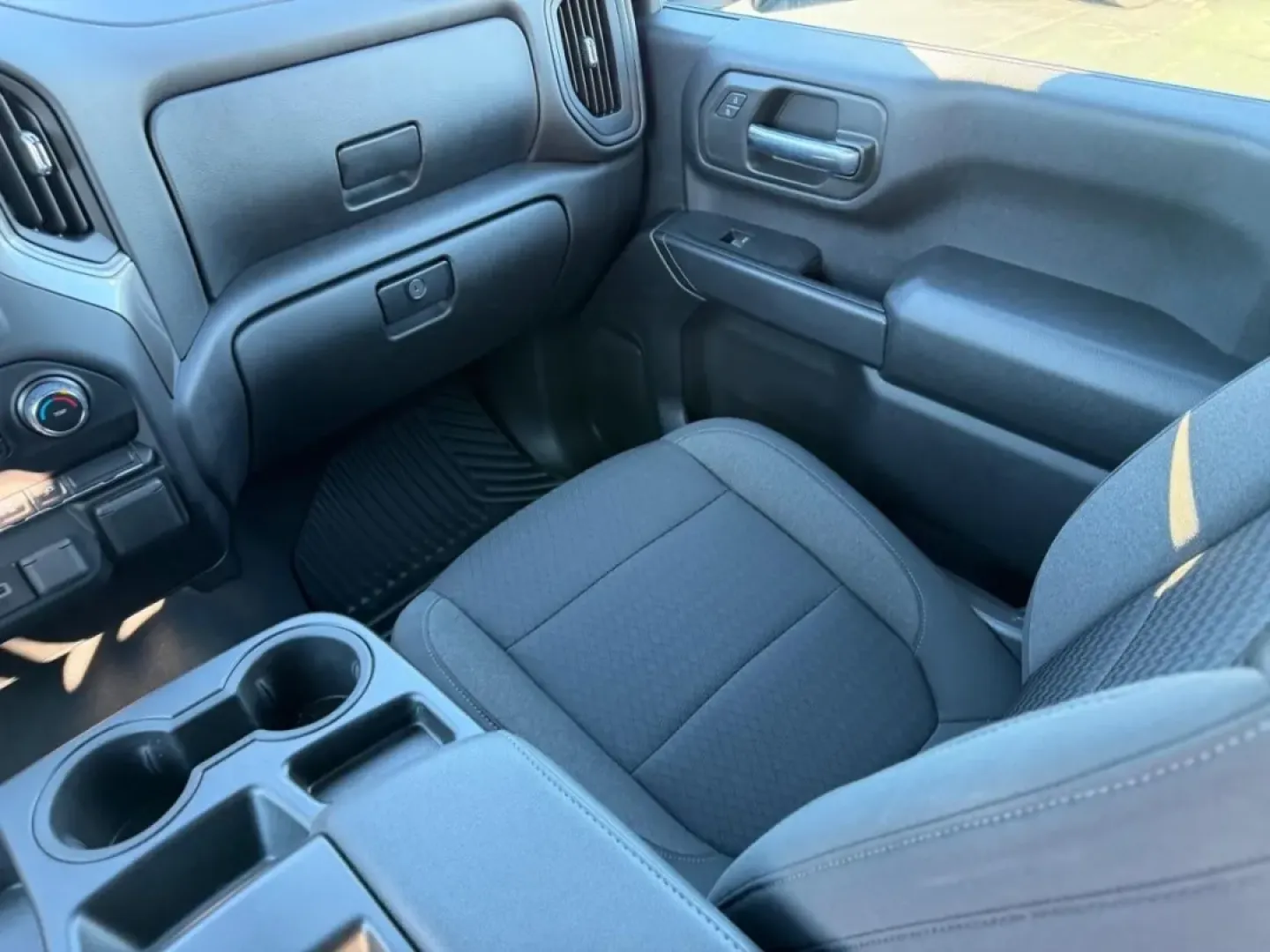 2022 /Jet Black Cloth Chevrolet Silverado 2500HD Custom (2GC4YME75N1) with an 6.6L V8 engine, Automatic transmission, located at 970 Woodlawn Dr., Farmington, MO, 63640, (573) 431-7800, 37.825642, -90.468674 - **Unleash Adventure with the 2022 Chevrolet Silverado 2500HD at Pettus CDJR Farmington** <br /> <br /> Are you ready to elevate your lifestyle with a rugged yet sophisticated pickup? The 2022 Chevrolet Silverado 2500HD is here to redefine your driving experience, whether you're hauling gear for a w - Photo#14