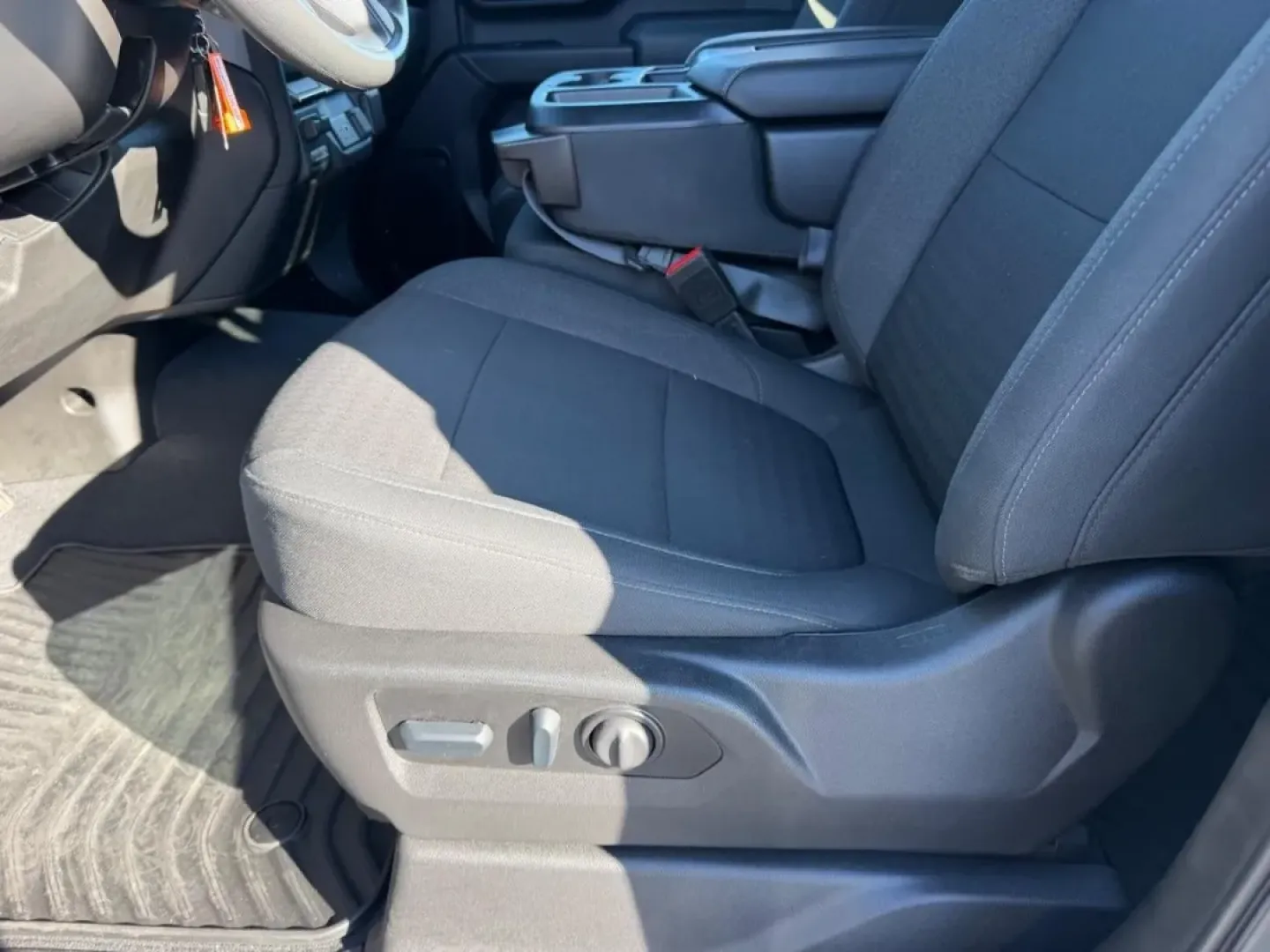 2022 /Jet Black Cloth Chevrolet Silverado 2500HD Custom (2GC4YME75N1) with an 6.6L V8 engine, Automatic transmission, located at 970 Woodlawn Dr., Farmington, MO, 63640, (573) 431-7800, 37.825642, -90.468674 - **Unleash Adventure with the 2022 Chevrolet Silverado 2500HD at Pettus CDJR Farmington** <br /> <br /> Are you ready to elevate your lifestyle with a rugged yet sophisticated pickup? The 2022 Chevrolet Silverado 2500HD is here to redefine your driving experience, whether you're hauling gear for a w - Photo#16