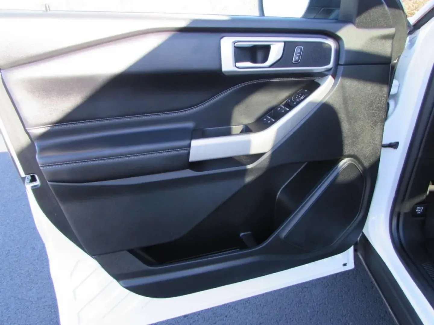 2022 /Ebony Ford Explorer XLT (1FMSK8DH3NG) with an Other engine, Automatic transmission, located at 12836 Highway 21, De Soto, MO, 63020, (636) 337-7777, 38.151867, -90.575615 - Are you ready to elevate your family's adventures or enhance your daily commutes? Look no further than this stunning 2022 Ford Explorer XLT, perfect for those seeking a blend of comfort, style, and versatility. Available now at Pettus Ford De Soto, your trusted OEM dealership located at 12836 Missou - Photo#12