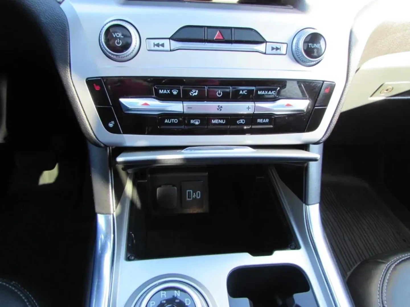 2022 /Ebony Ford Explorer XLT (1FMSK8DH3NG) with an Other engine, Automatic transmission, located at 12836 Highway 21, De Soto, MO, 63020, (636) 337-7777, 38.151867, -90.575615 - Are you ready to elevate your family's adventures or enhance your daily commutes? Look no further than this stunning 2022 Ford Explorer XLT, perfect for those seeking a blend of comfort, style, and versatility. Available now at Pettus Ford De Soto, your trusted OEM dealership located at 12836 Missou - Photo#21