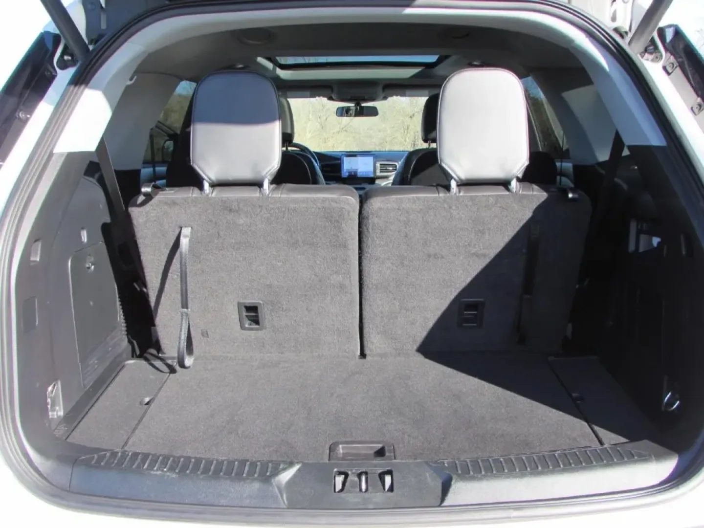 2022 /Ebony Ford Explorer XLT (1FMSK8DH3NG) with an Other engine, Automatic transmission, located at 12836 Highway 21, De Soto, MO, 63020, (636) 337-7777, 38.151867, -90.575615 - Are you ready to elevate your family's adventures or enhance your daily commutes? Look no further than this stunning 2022 Ford Explorer XLT, perfect for those seeking a blend of comfort, style, and versatility. Available now at Pettus Ford De Soto, your trusted OEM dealership located at 12836 Missou - Photo#28