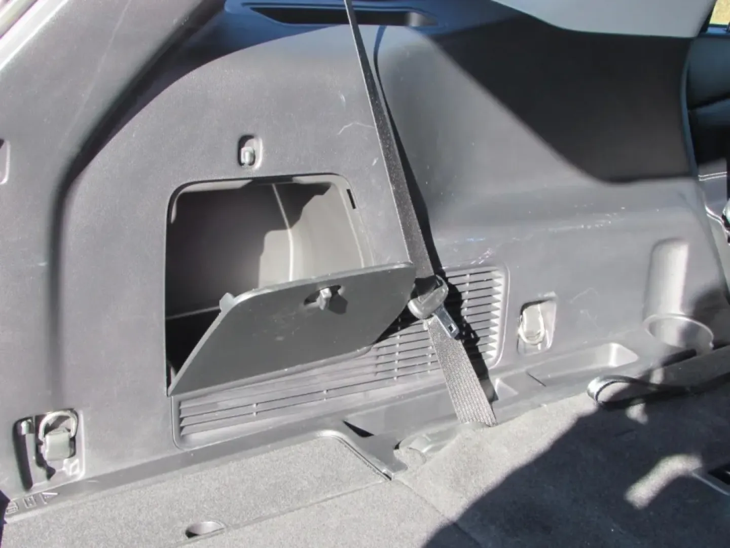 2022 /Ebony Ford Explorer XLT (1FMSK8DH3NG) with an Other engine, Automatic transmission, located at 12836 Highway 21, De Soto, MO, 63020, (636) 337-7777, 38.151867, -90.575615 - Are you ready to elevate your family's adventures or enhance your daily commutes? Look no further than this stunning 2022 Ford Explorer XLT, perfect for those seeking a blend of comfort, style, and versatility. Available now at Pettus Ford De Soto, your trusted OEM dealership located at 12836 Missou - Photo#32