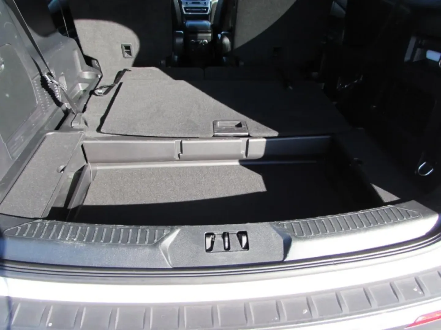 2022 /Ebony Ford Explorer XLT (1FMSK8DH3NG) with an Other engine, Automatic transmission, located at 12836 Highway 21, De Soto, MO, 63020, (636) 337-7777, 38.151867, -90.575615 - Are you ready to elevate your family's adventures or enhance your daily commutes? Look no further than this stunning 2022 Ford Explorer XLT, perfect for those seeking a blend of comfort, style, and versatility. Available now at Pettus Ford De Soto, your trusted OEM dealership located at 12836 Missou - Photo#34