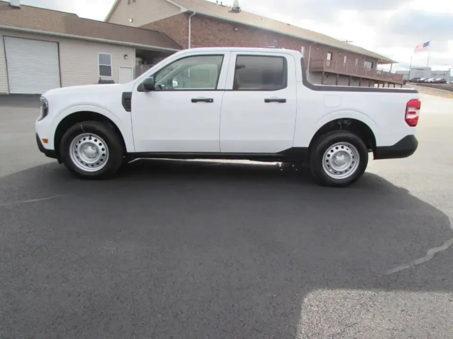 2026 /Black Onyx/Dark Slate Ford Maverick XL (3FTTW8B31TR) with an 2.5L Hybrid engine, CVT transmission, located at 12836 Highway 21, De Soto, MO, 63020, (636) 337-7777, 38.151867, -90.575615 - **Discover Your Next Adventure with the 2026 Ford Maverick XL at Pettus Ford De Soto!**<br /> <br /> If you're on the hunt for a versatile truck that seamlessly fits into your active lifestyle, look no further than the stunning 2026 Ford Maverick XL. Perfect for weekend adventures, daily commutes, o - Photo#3