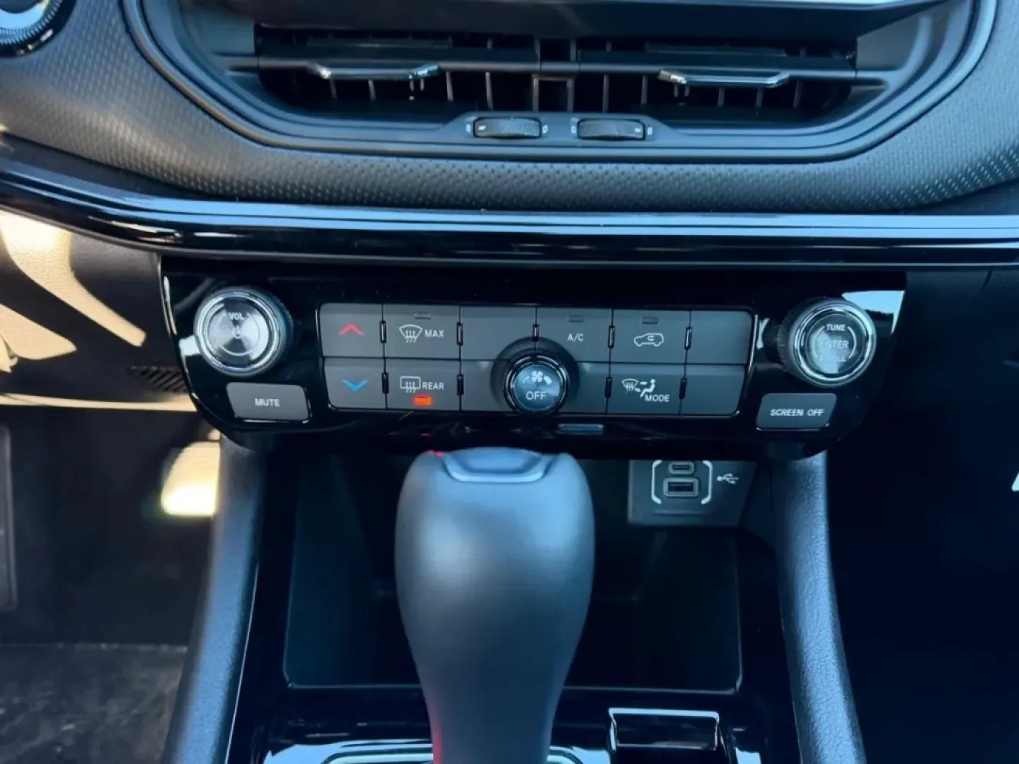 2026 /Black Leather Trimmed Jeep Compass Latitude (3C4NJDBN6TT) with an 2.0L engine, located at 970 Woodlawn Dr., Farmington, MO, 63640, (573) 431-7800, 37.825642, -90.468674 - ### Adventure Awaits with the 2026 Jeep Compass - Your Perfect SUV!<br /> <br /> Are you seeking a vehicle that seamlessly transitions between daily commutes and weekend adventures? Look no further than the 2026 Jeep Compass, now available at Pettus CDJR Farmington! This pre-owned SUV is not only a - Photo#14