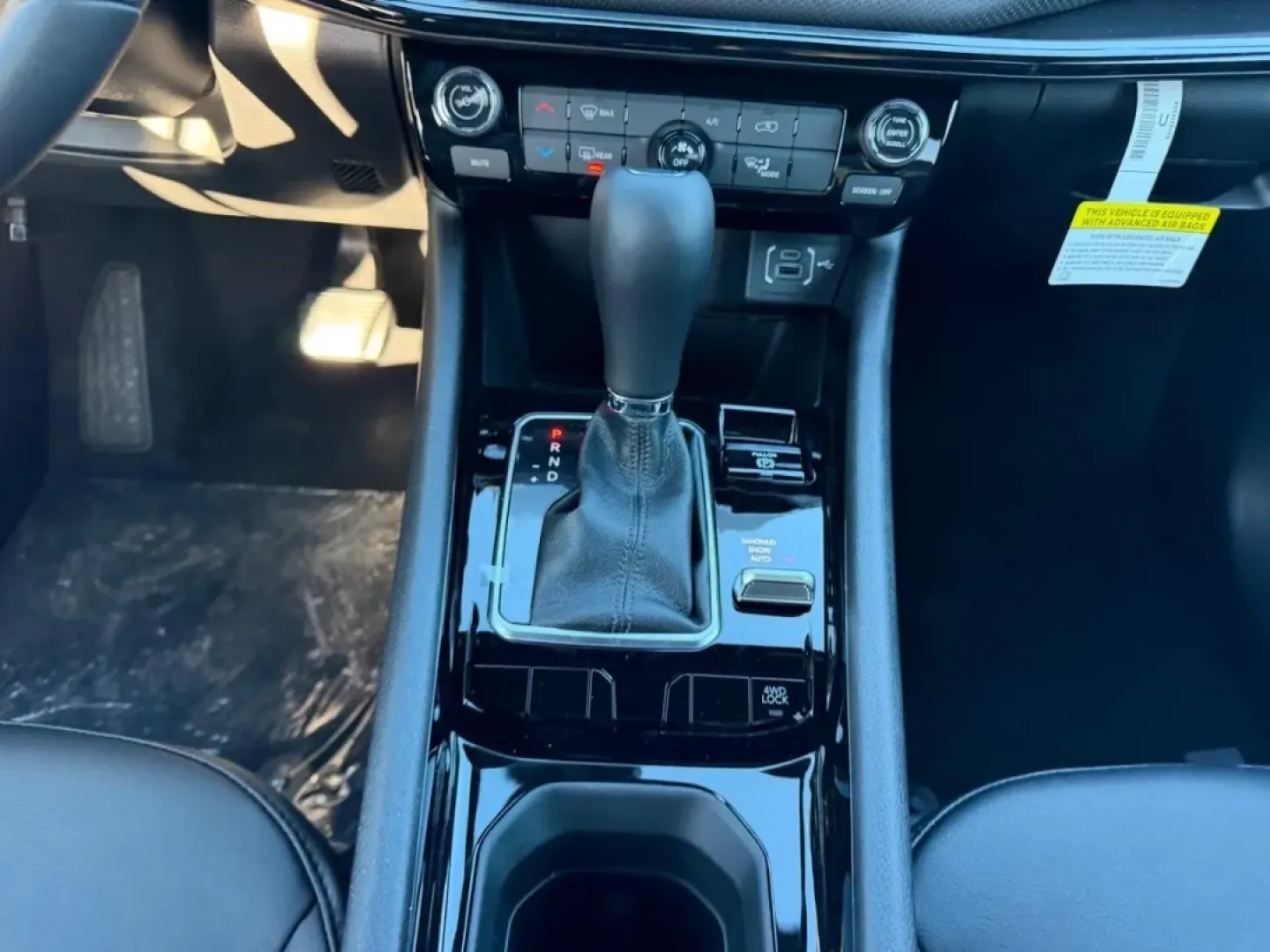 2026 /Black Leather Trimmed Jeep Compass Latitude (3C4NJDBN6TT) with an 2.0L engine, located at 970 Woodlawn Dr., Farmington, MO, 63640, (573) 431-7800, 37.825642, -90.468674 - ### Adventure Awaits with the 2026 Jeep Compass - Your Perfect SUV!<br /> <br /> Are you seeking a vehicle that seamlessly transitions between daily commutes and weekend adventures? Look no further than the 2026 Jeep Compass, now available at Pettus CDJR Farmington! This pre-owned SUV is not only a - Photo#15