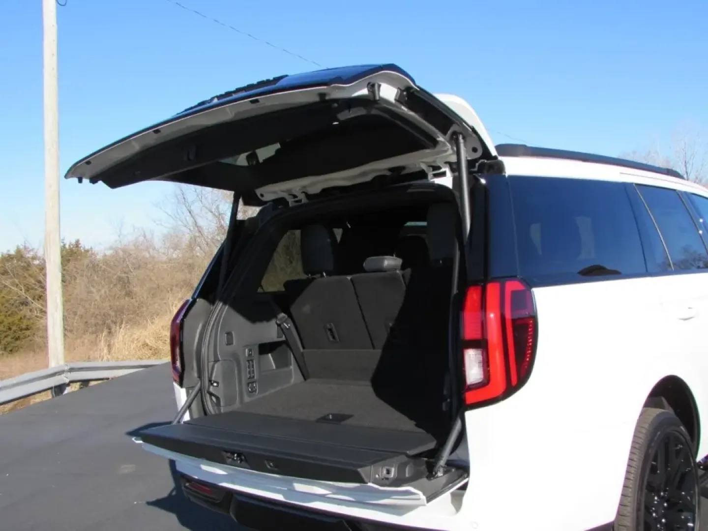 2026 /Black Onyx Ford Expedition Platinum (1FMJU1MG0TE) with an 3.5L V6 engine, Automatic transmission, located at 12836 Highway 21, De Soto, MO, 63020, (636) 337-7777, 38.151867, -90.575615 - **Adventure Awaits: Discover the 2026 Ford Expedition Platinum at Pettus Ford De Soto!**<br /> <br /> Are you ready to elevate your family adventures or weekend getaways? Look no further than the stunning 2026 Ford Expedition Platinum, available now at Pettus Ford De Soto! This SUV is not just a veh - Photo#32