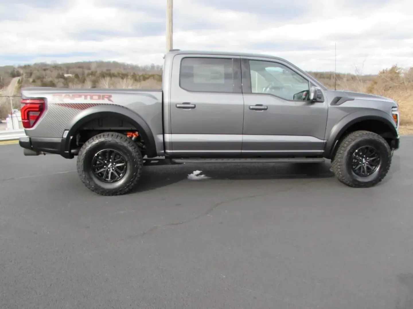 2026 /Black Ford F-150 Raptor (1FTFW1RG9TF) with an 3.5L V6 EcoBoost High Output engine, Automatic transmission, located at 12836 Highway 21, De Soto, MO, 63020, (636) 337-7777, 38.151867, -90.575615 - ### Unleash Adventure with the 2026 Ford F-150 Raptor at Pettus Ford De Soto!<br /> <br /> Are you ready to elevate your outdoor adventures and weekend getaways? The 2026 Ford F-150 Raptor, available now at Pettus Ford De Soto, is the ultimate truck for those who crave excitement and versatility. Wi - Photo#7