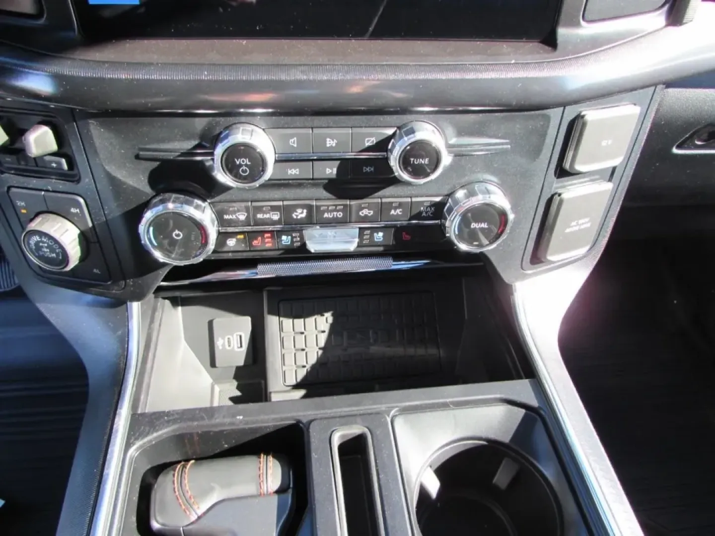 2026 /Black Ford F-150 Raptor (1FTFW1RJ4TF) with an 5.2L engine, Automatic transmission, located at 12836 Highway 21, De Soto, MO, 63020, (636) 337-7777, 38.151867, -90.575615 - **Conquer Every Adventure with the 2026 Ford F-150 Raptor at Pettus Ford De Soto!**<br /> <br /> Are you ready to elevate your driving experience? The 2026 Ford F-150 Raptor is more than just a truck; it's a lifestyle choice designed for those who crave adventure, whether you're tackling tough terra - Photo#26