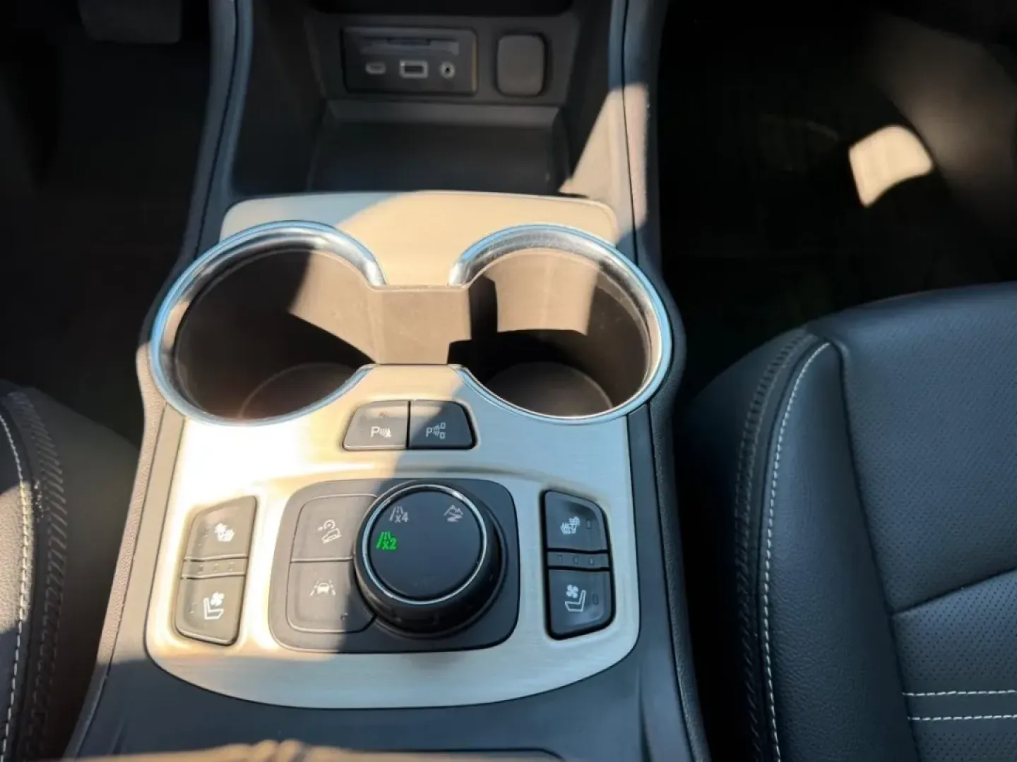 2024 /Jet Black Leather GMC Terrain Denali (3GKALXEG1RL) with an 1.5L Turbo DOHC 4-cylinder / SIDI / VVT engine, Automatic transmission, located at 970 Woodlawn Dr., Farmington, MO, 63640, (573) 431-7800, 37.825642, -90.468674 - **Discover Your Next Adventure with the 2024 GMC Terrain Denali!**<br /> <br /> If you're looking for a vehicle that perfectly balances style, comfort, and versatility, the 2024 GMC Terrain Denali is your ideal companion for weekend getaways, daily commutes, or family outings. This pre-owned SUV, wi - Photo#17