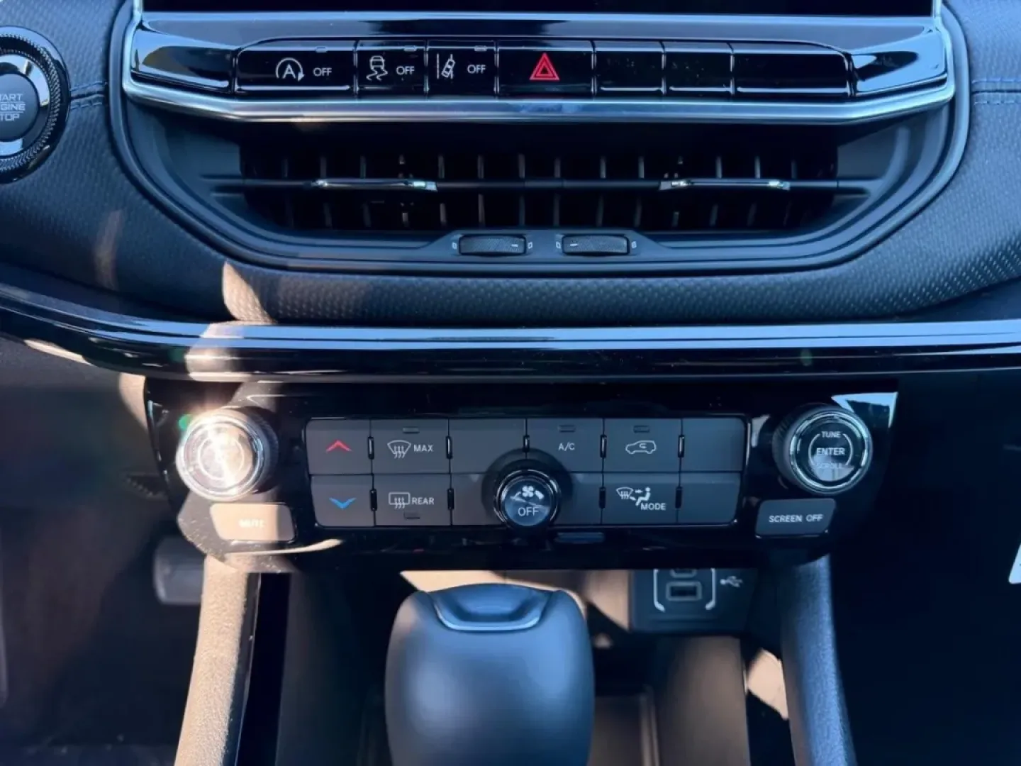 2026 /Black Leather Trimmed Jeep Compass Latitude (3C4NJDBN8TT) with an 2.0L engine, located at 970 Woodlawn Dr., Farmington, MO, 63640, (573) 431-7800, 37.825642, -90.468674 - **Adventure Awaits with the 2026 Jeep Compass at Pettus CDJR Farmington!** <br /> <br /> Are you ready to elevate your lifestyle with a vehicle that checks all the boxes for family adventures, daily commutes, and weekend road trips? Look no further! Located in the heart of Farmington, MO, Pettus CDJ - Photo#14