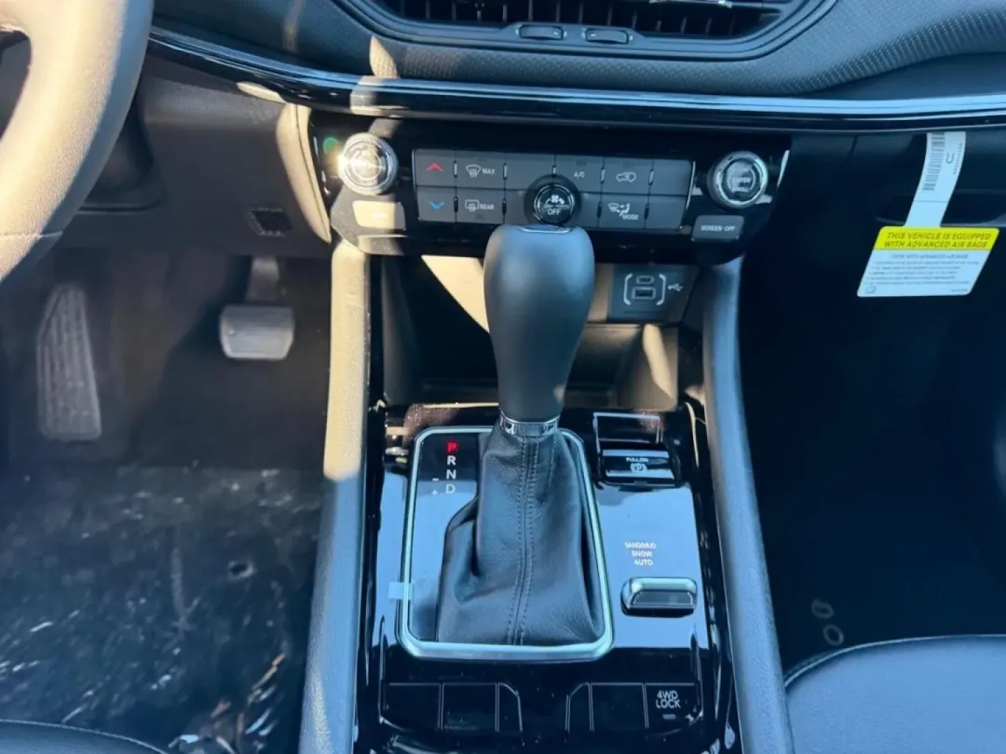 2026 /Black Leather Trimmed Jeep Compass Latitude (3C4NJDBN8TT) with an 2.0L engine, located at 970 Woodlawn Dr., Farmington, MO, 63640, (573) 431-7800, 37.825642, -90.468674 - **Adventure Awaits with the 2026 Jeep Compass at Pettus CDJR Farmington!** <br /> <br /> Are you ready to elevate your lifestyle with a vehicle that checks all the boxes for family adventures, daily commutes, and weekend road trips? Look no further! Located in the heart of Farmington, MO, Pettus CDJ - Photo#15