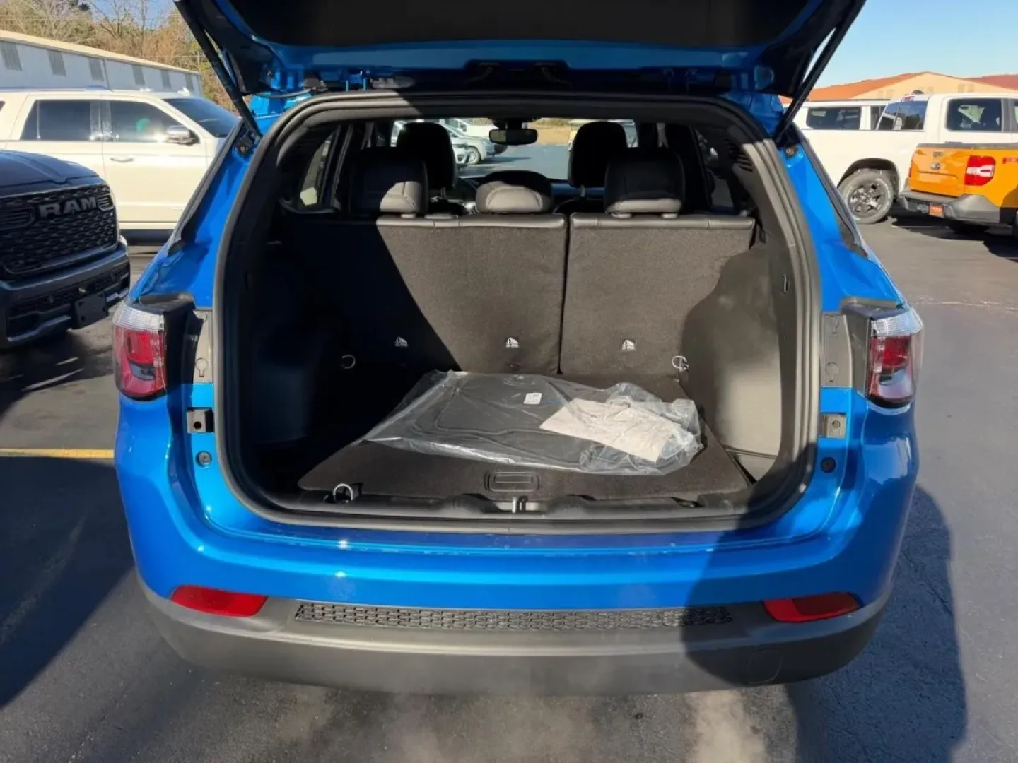 2026 /Black Leather Trimmed Jeep Compass Latitude (3C4NJDBN8TT) with an 2.0L engine, located at 970 Woodlawn Dr., Farmington, MO, 63640, (573) 431-7800, 37.825642, -90.468674 - **Adventure Awaits with the 2026 Jeep Compass at Pettus CDJR Farmington!** <br /> <br /> Are you ready to elevate your lifestyle with a vehicle that checks all the boxes for family adventures, daily commutes, and weekend road trips? Look no further! Located in the heart of Farmington, MO, Pettus CDJ - Photo#4