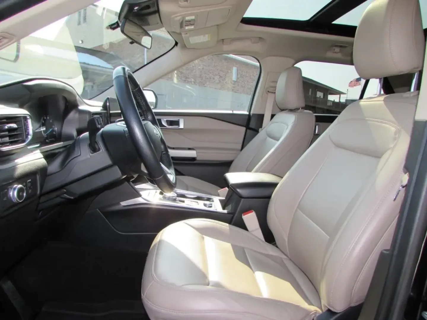 2022 /Sandstone Ford Explorer XLT (1FMSK8DH9NG) with an 2.3L L4 DOHC 16V engine, Automatic transmission, located at 12836 Highway 21, De Soto, MO, 63020, (636) 337-7777, 38.151867, -90.575615 - **Unleash Your Adventurous Spirit with the 2022 Ford Explorer XLT - Perfect for Family Road Trips and Weekend Getaways!**<br /> <br /> Are you searching for the ultimate vehicle to elevate your family adventures or weekend trips? Look no further than the stunning 2022 Ford Explorer XLT, available no - Photo#12