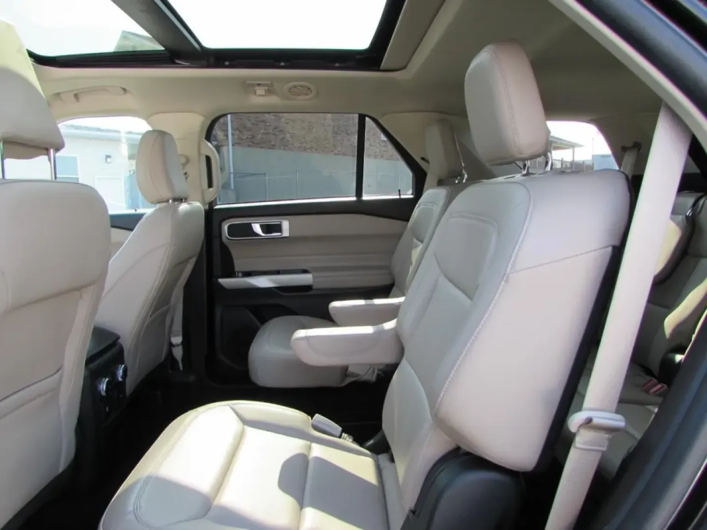 2022 /Sandstone Ford Explorer XLT (1FMSK8DH9NG) with an 2.3L L4 DOHC 16V engine, Automatic transmission, located at 12836 Highway 21, De Soto, MO, 63020, (636) 337-7777, 38.151867, -90.575615 - **Unleash Your Adventurous Spirit with the 2022 Ford Explorer XLT - Perfect for Family Road Trips and Weekend Getaways!**<br /> <br /> Are you searching for the ultimate vehicle to elevate your family adventures or weekend trips? Look no further than the stunning 2022 Ford Explorer XLT, available no - Photo#24