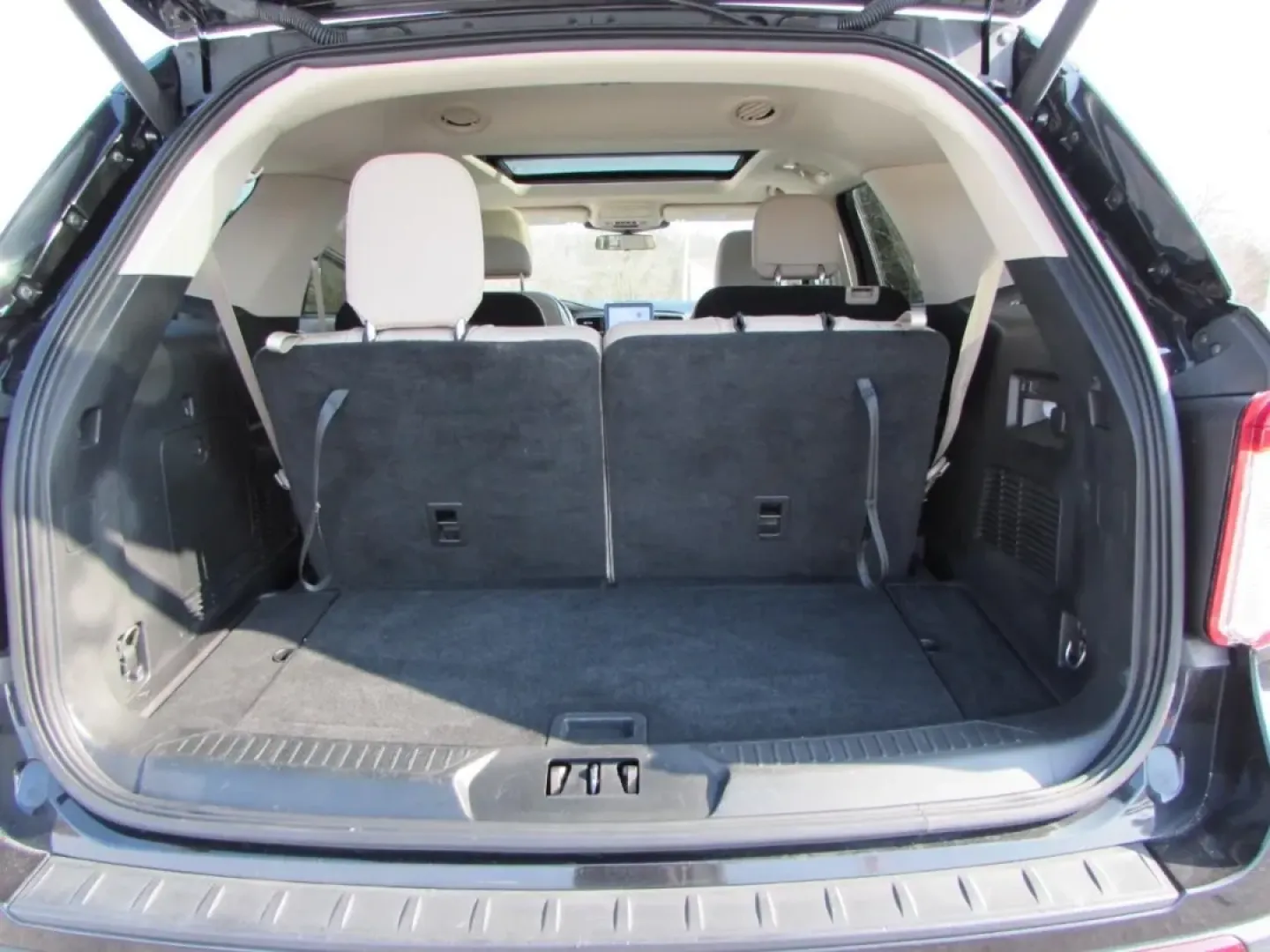 2022 /Sandstone Ford Explorer XLT (1FMSK8DH9NG) with an 2.3L L4 DOHC 16V engine, Automatic transmission, located at 12836 Highway 21, De Soto, MO, 63020, (636) 337-7777, 38.151867, -90.575615 - **Unleash Your Adventurous Spirit with the 2022 Ford Explorer XLT - Perfect for Family Road Trips and Weekend Getaways!**<br /> <br /> Are you searching for the ultimate vehicle to elevate your family adventures or weekend trips? Look no further than the stunning 2022 Ford Explorer XLT, available no - Photo#27