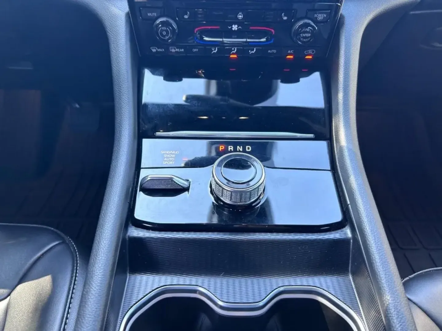 2024 /Global Black Leather Jeep Grand Cherokee Limited (1C4RJKBG0R8) with an 3.6L V6 24V VVT UPG I engine, located at 970 Woodlawn Dr., Farmington, MO, 63640, (573) 431-7800, 37.825642, -90.468674 - Unlock the ultimate adventure with the 2024 Jeep Grand Cherokee Limited, the perfect companion for your weekend getaways and daily commutes alike. Whether you're navigating the bustling streets of Farmington, MO, or heading out for a family camping trip, this SUV delivers the versatility, comfort, a - Photo#18