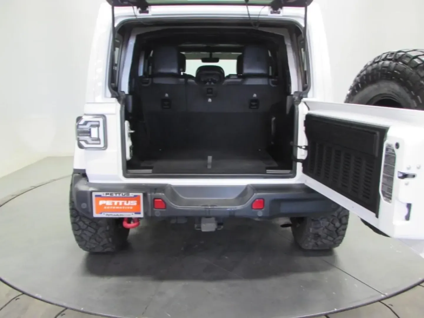 2020 /Black Jeep Wrangler Unlimited Rubicon (1C4HJXFN6LW) with an 2.0L L4 DOHC 16V TURBO engine, 6A transmission, located at 12830 Highway 21, De Soto, MO, 63020, (636) 337-7777, 38.153099, -90.573624 - **Unleash Your Adventurous Spirit with the 2020 Jeep Wrangler Unlimited Rubicon!**<br /> <br /> Are you ready to take on the open road or venture off the beaten path? The 2020 Jeep Wrangler Unlimited Rubicon is the perfect companion for thrill-seekers and families who love weekend getaways! This rug - Photo#17