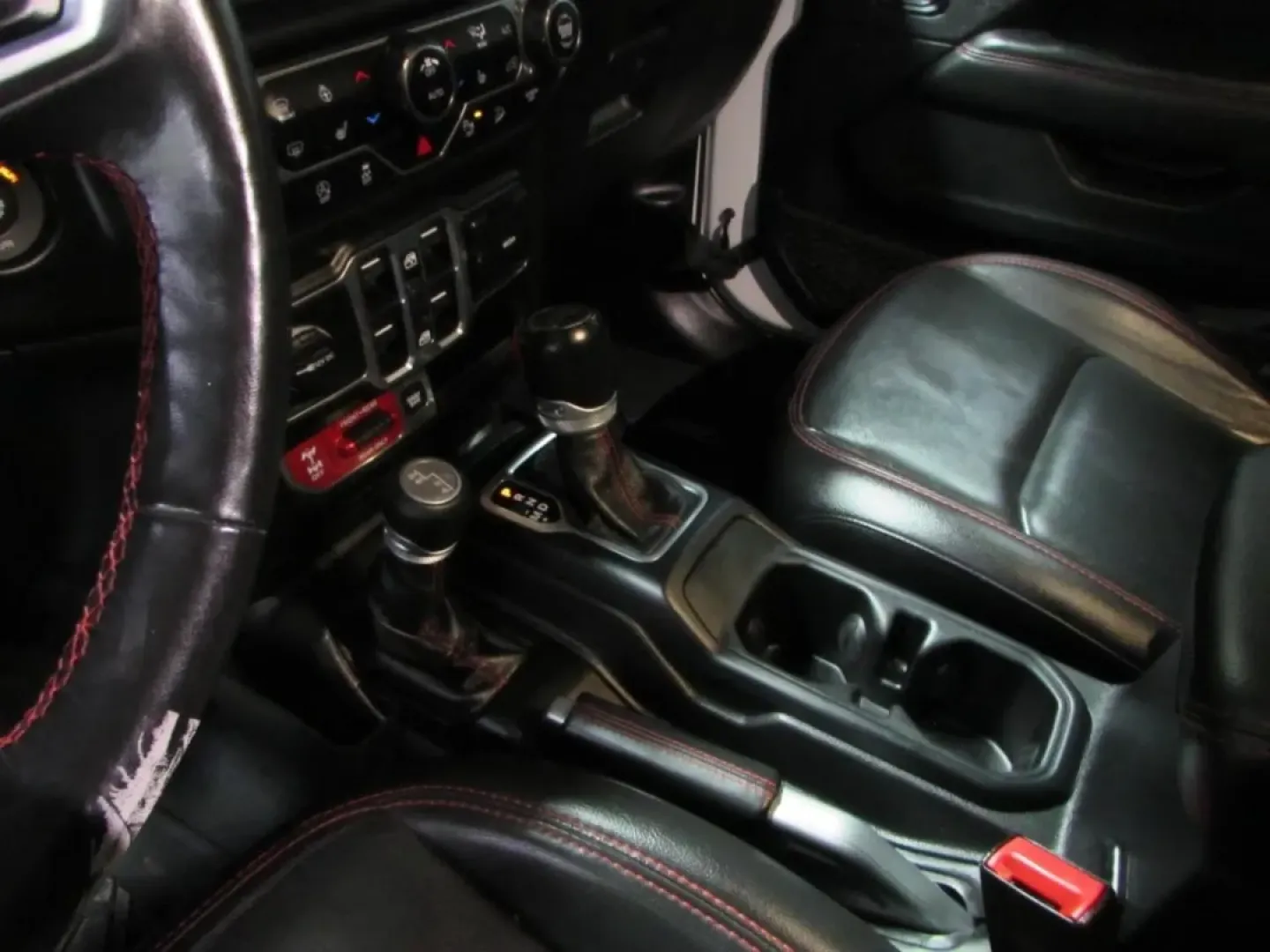 2020 /Black Jeep Wrangler Unlimited Rubicon (1C4HJXFN6LW) with an 2.0L L4 DOHC 16V TURBO engine, 6A transmission, located at 12830 Highway 21, De Soto, MO, 63020, (636) 337-7777, 38.153099, -90.573624 - **Unleash Your Adventurous Spirit with the 2020 Jeep Wrangler Unlimited Rubicon!**<br /> <br /> Are you ready to take on the open road or venture off the beaten path? The 2020 Jeep Wrangler Unlimited Rubicon is the perfect companion for thrill-seekers and families who love weekend getaways! This rug - Photo#27