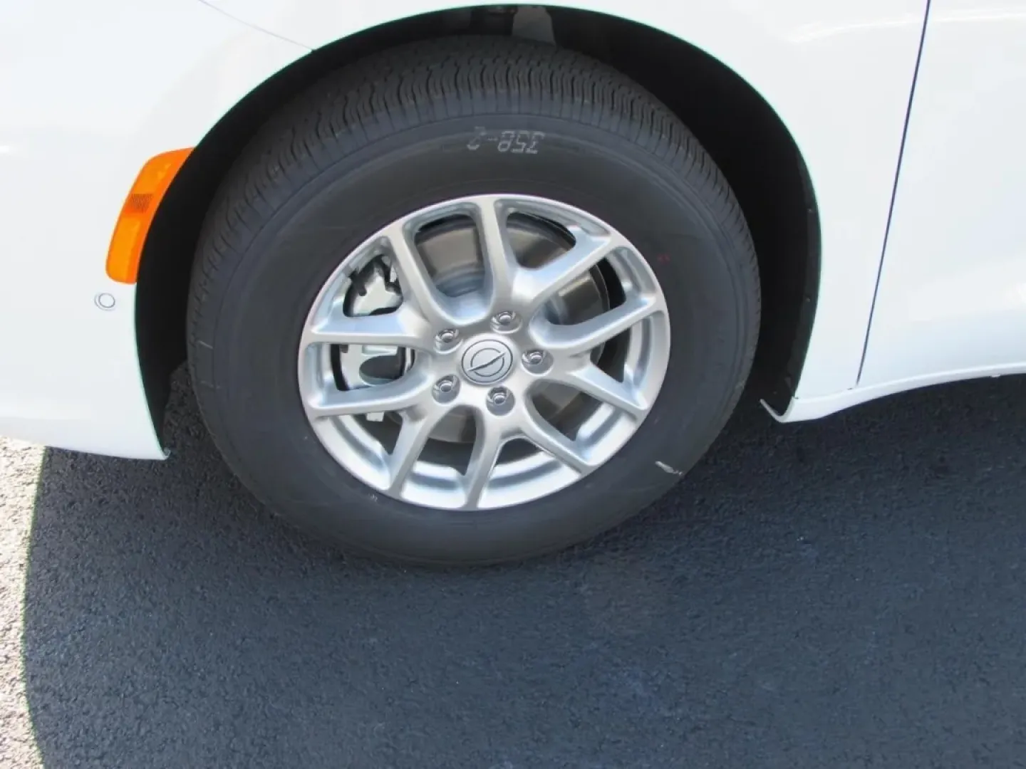 2026 /Black Chrysler Pacifica Select (2C4RC1BG0TR) with an 3.6L V6 DOHC 24V engine, Automatic transmission, located at 12830 Highway 21, De Soto, MO, 63020, (636) 337-7777, 38.153099, -90.573624 - Are you ready to elevate your family's adventures with a vehicle that combines style, comfort, and practicality? Look no further than this stunning 2026 Chrysler Pacifica, available now at Pettus CDJR DeSoto. With just 5 miles on the odometer, this like-new minivan is perfect for growing families, w - Photo#9