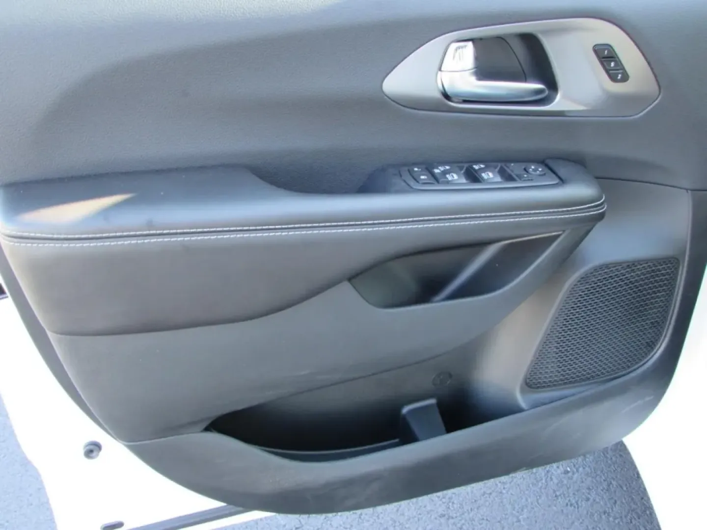 2026 /Black Chrysler Pacifica Select (2C4RC1BG0TR) with an 3.6L V6 DOHC 24V engine, Automatic transmission, located at 12830 Highway 21, De Soto, MO, 63020, (636) 337-7777, 38.153099, -90.573624 - Are you ready to elevate your family's adventures with a vehicle that combines style, comfort, and practicality? Look no further than this stunning 2026 Chrysler Pacifica, available now at Pettus CDJR DeSoto. With just 5 miles on the odometer, this like-new minivan is perfect for growing families, w - Photo#10