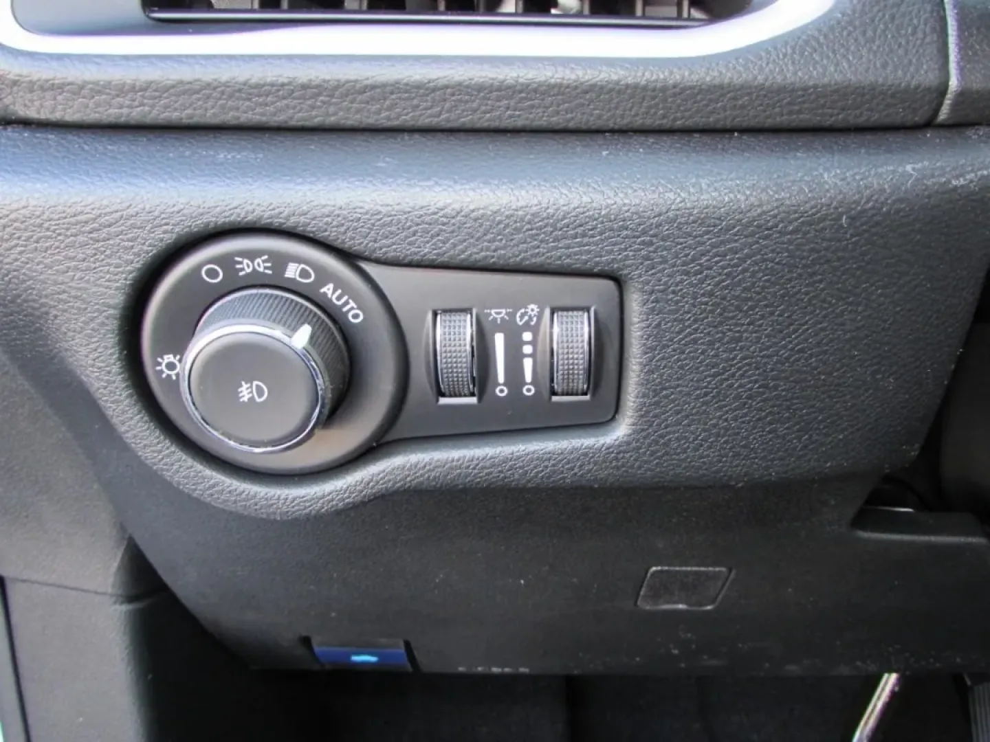 2026 /Black Chrysler Pacifica Select (2C4RC1BG0TR) with an 3.6L V6 DOHC 24V engine, Automatic transmission, located at 12830 Highway 21, De Soto, MO, 63020, (636) 337-7777, 38.153099, -90.573624 - Are you ready to elevate your family's adventures with a vehicle that combines style, comfort, and practicality? Look no further than this stunning 2026 Chrysler Pacifica, available now at Pettus CDJR DeSoto. With just 5 miles on the odometer, this like-new minivan is perfect for growing families, w - Photo#12