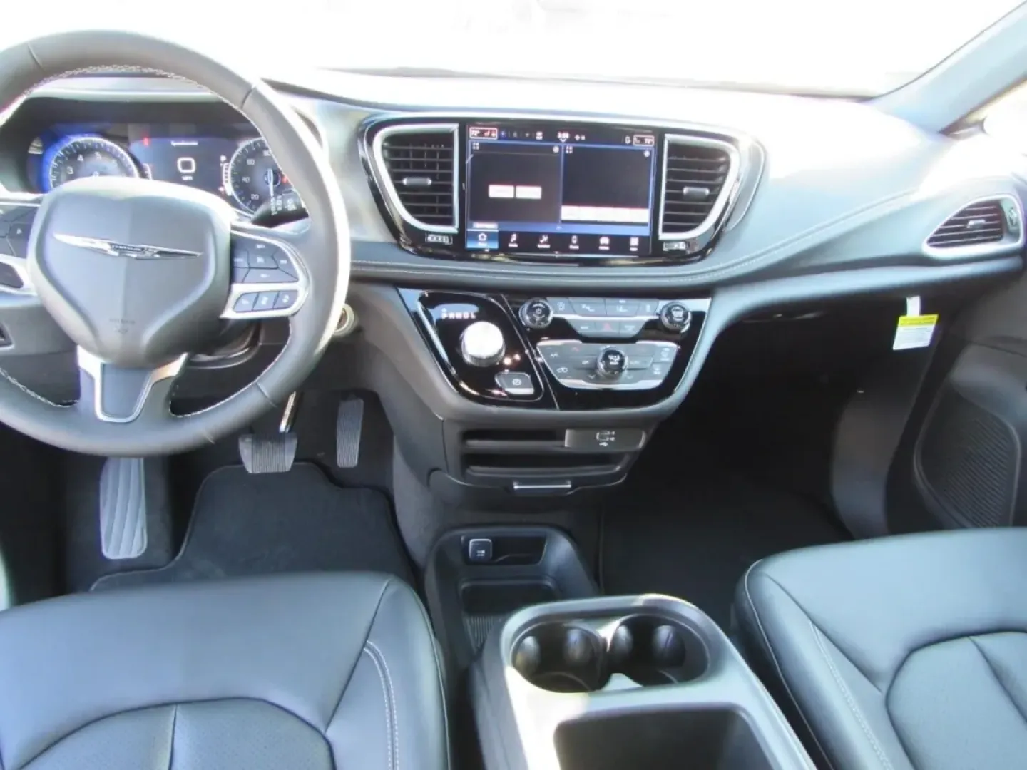 2026 /Black Chrysler Pacifica Select (2C4RC1BG0TR) with an 3.6L V6 DOHC 24V engine, Automatic transmission, located at 12830 Highway 21, De Soto, MO, 63020, (636) 337-7777, 38.153099, -90.573624 - Are you ready to elevate your family's adventures with a vehicle that combines style, comfort, and practicality? Look no further than this stunning 2026 Chrysler Pacifica, available now at Pettus CDJR DeSoto. With just 5 miles on the odometer, this like-new minivan is perfect for growing families, w - Photo#22