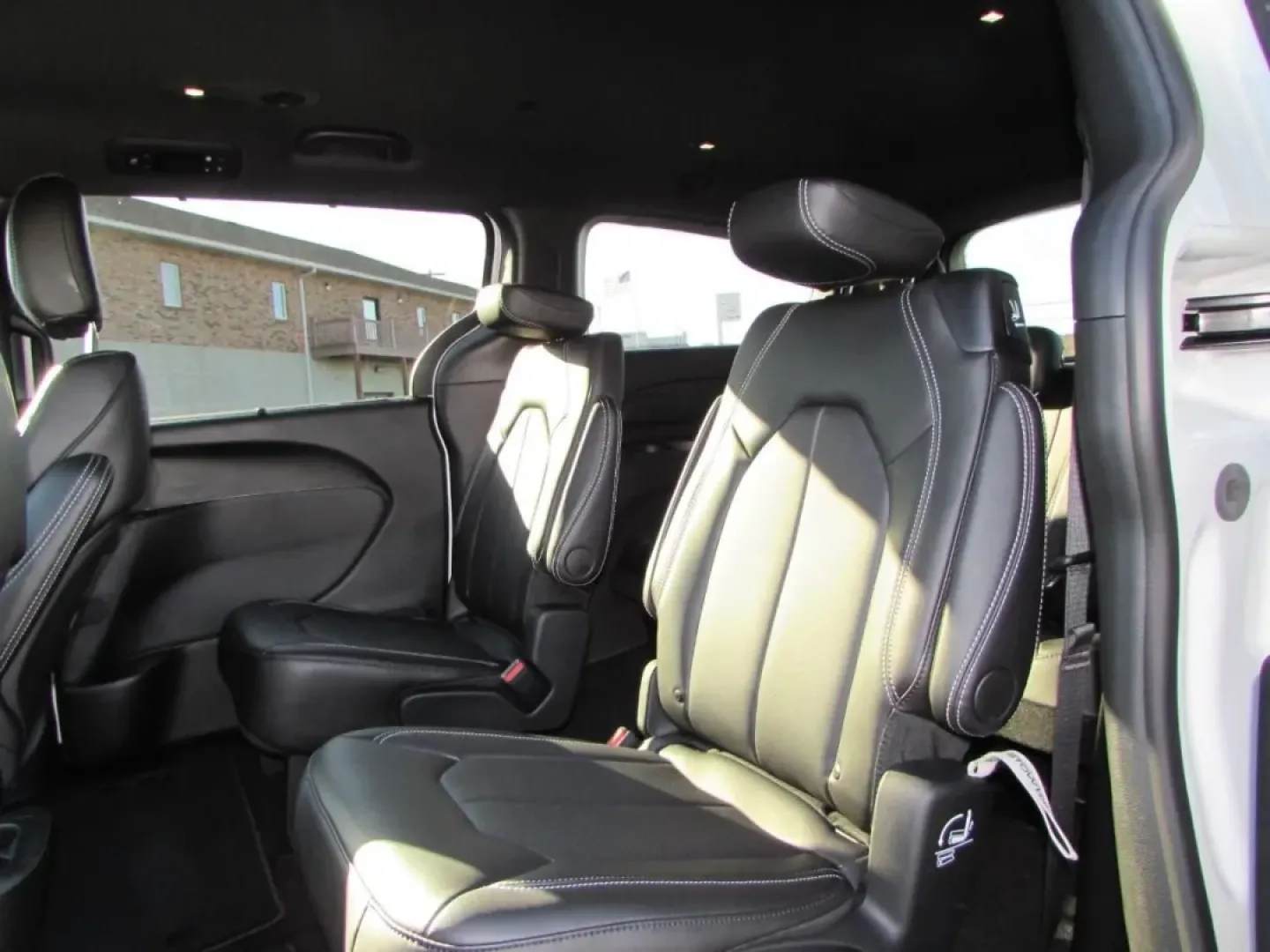 2026 /Black Chrysler Pacifica Select (2C4RC1BG0TR) with an 3.6L V6 DOHC 24V engine, Automatic transmission, located at 12830 Highway 21, De Soto, MO, 63020, (636) 337-7777, 38.153099, -90.573624 - Are you ready to elevate your family's adventures with a vehicle that combines style, comfort, and practicality? Look no further than this stunning 2026 Chrysler Pacifica, available now at Pettus CDJR DeSoto. With just 5 miles on the odometer, this like-new minivan is perfect for growing families, w - Photo#27