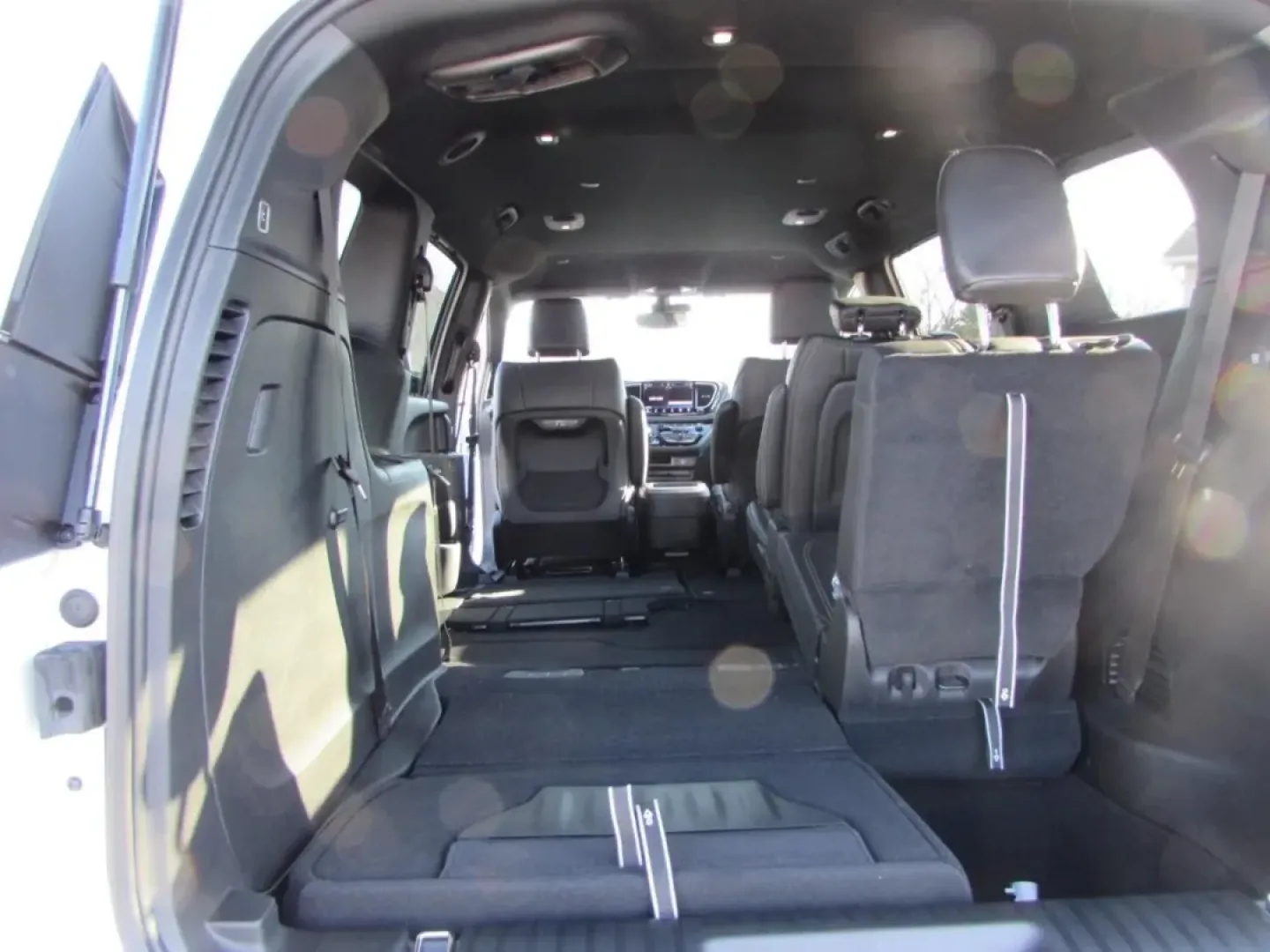 2026 /Black Chrysler Pacifica Select (2C4RC1BG0TR) with an 3.6L V6 DOHC 24V engine, Automatic transmission, located at 12830 Highway 21, De Soto, MO, 63020, (636) 337-7777, 38.153099, -90.573624 - Are you ready to elevate your family's adventures with a vehicle that combines style, comfort, and practicality? Look no further than this stunning 2026 Chrysler Pacifica, available now at Pettus CDJR DeSoto. With just 5 miles on the odometer, this like-new minivan is perfect for growing families, w - Photo#34