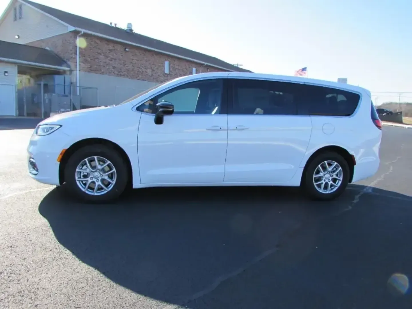 2026 /Black Chrysler Pacifica Select (2C4RC1BG0TR) with an 3.6L V6 DOHC 24V engine, Automatic transmission, located at 12830 Highway 21, De Soto, MO, 63020, (636) 337-7777, 38.153099, -90.573624 - Are you ready to elevate your family's adventures with a vehicle that combines style, comfort, and practicality? Look no further than this stunning 2026 Chrysler Pacifica, available now at Pettus CDJR DeSoto. With just 5 miles on the odometer, this like-new minivan is perfect for growing families, w - Photo#3