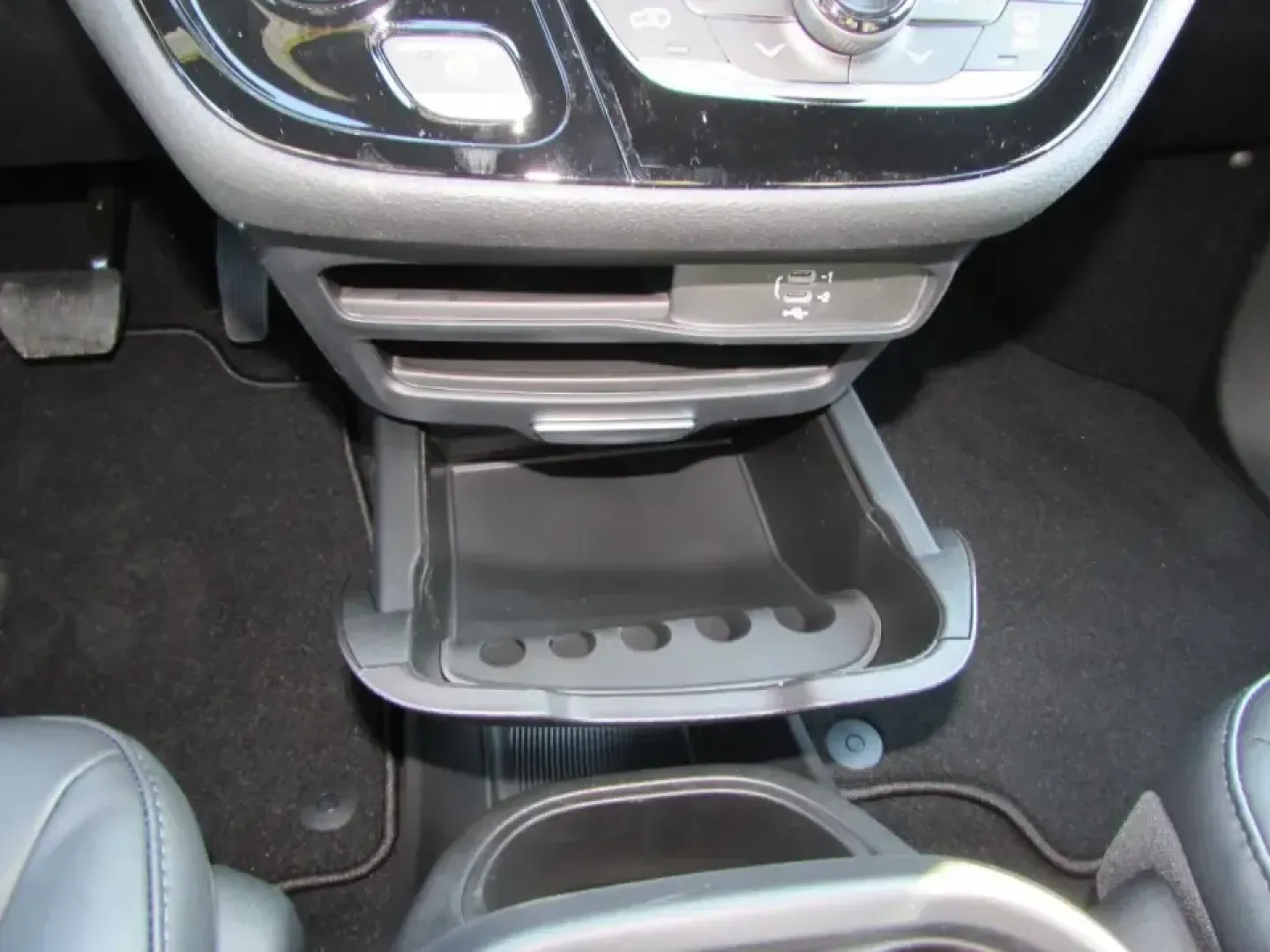2026 /Black Chrysler Pacifica Select (2C4RC1BG0TR) with an 3.6L V6 DOHC 24V engine, Automatic transmission, located at 12830 Highway 21, De Soto, MO, 63020, (636) 337-7777, 38.153099, -90.573624 - Are you ready to elevate your family's adventures with a vehicle that combines style, comfort, and practicality? Look no further than this stunning 2026 Chrysler Pacifica, available now at Pettus CDJR DeSoto. With just 5 miles on the odometer, this like-new minivan is perfect for growing families, w - Photo#21