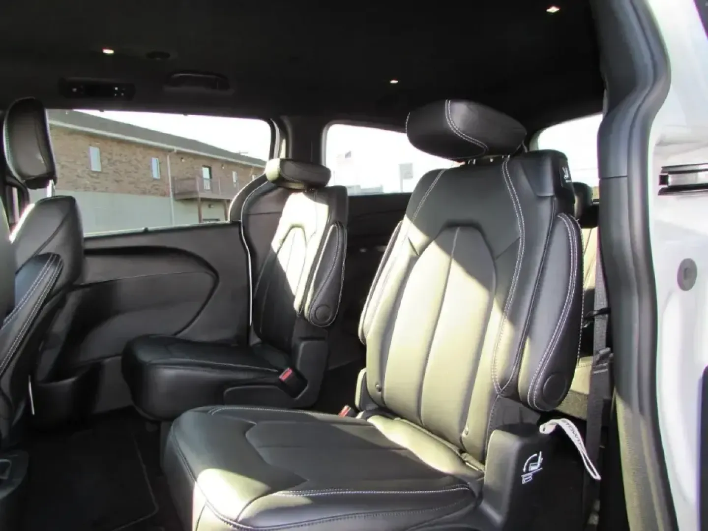 2026 /Black Chrysler Pacifica Select (2C4RC1BG0TR) with an 3.6L V6 DOHC 24V engine, Automatic transmission, located at 12830 Highway 21, De Soto, MO, 63020, (636) 337-7777, 38.153099, -90.573624 - Are you ready to elevate your family's adventures with a vehicle that combines style, comfort, and practicality? Look no further than this stunning 2026 Chrysler Pacifica, available now at Pettus CDJR DeSoto. With just 5 miles on the odometer, this like-new minivan is perfect for growing families, w - Photo#27