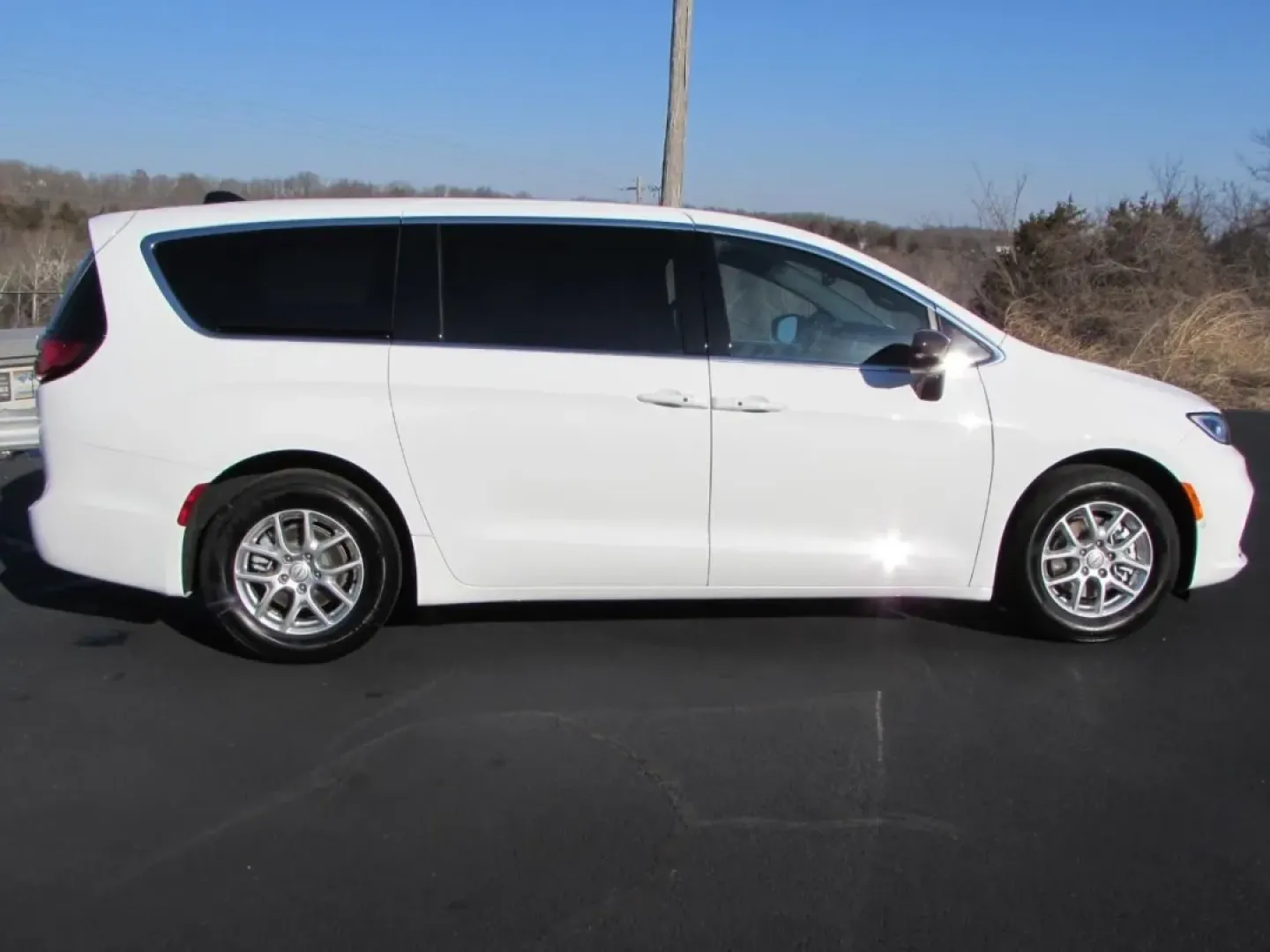 2026 /Black Chrysler Pacifica Select (2C4RC1BG0TR) with an 3.6L V6 DOHC 24V engine, Automatic transmission, located at 12830 Highway 21, De Soto, MO, 63020, (636) 337-7777, 38.153099, -90.573624 - Are you ready to elevate your family's adventures with a vehicle that combines style, comfort, and practicality? Look no further than this stunning 2026 Chrysler Pacifica, available now at Pettus CDJR DeSoto. With just 5 miles on the odometer, this like-new minivan is perfect for growing families, w - Photo#7