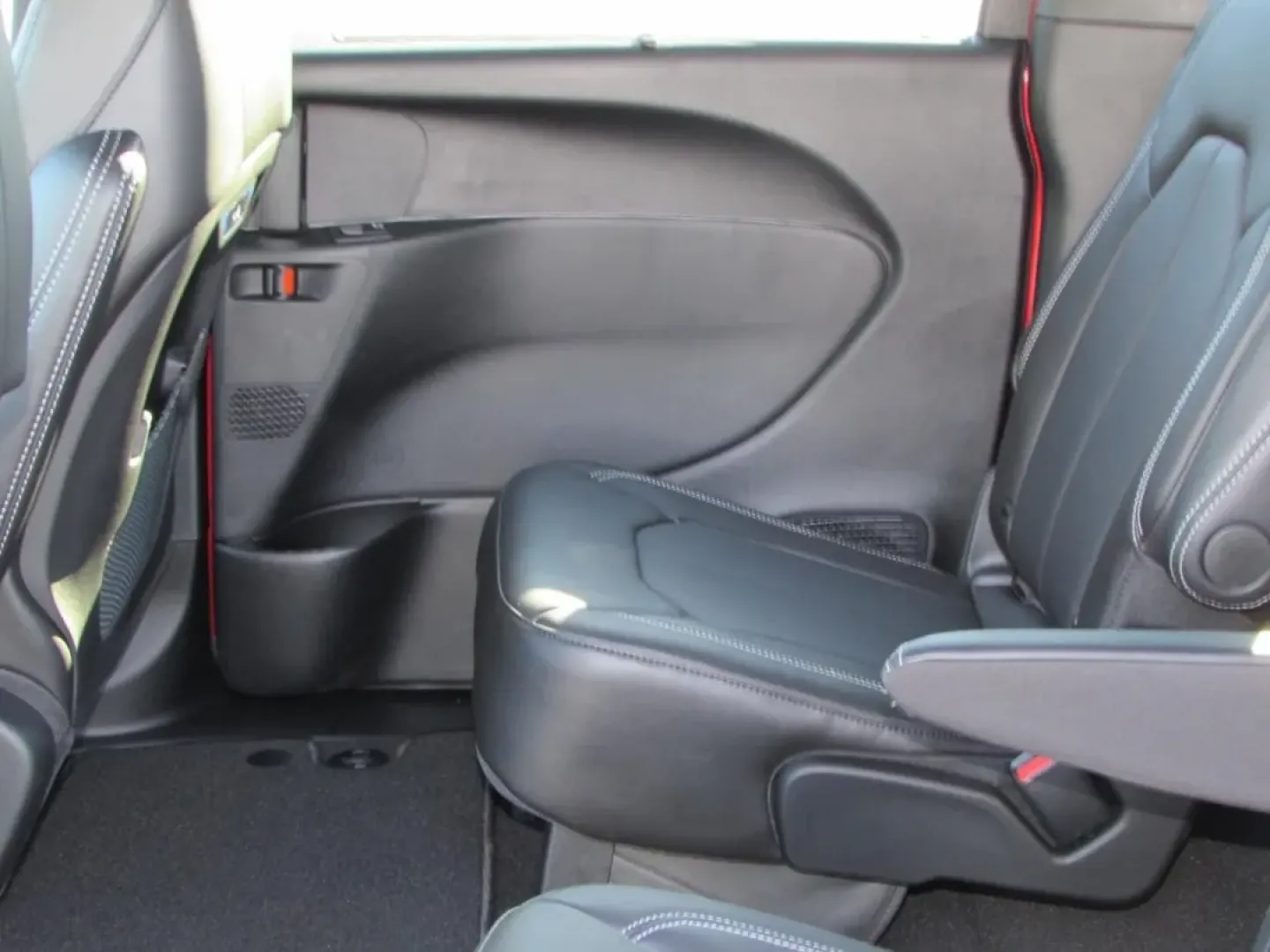 2026 /Black Chrysler Pacifica Select (2C4RC1BG4TR) with an 3.6L V6 DOHC 24V engine, Automatic transmission, located at 12830 Highway 21, De Soto, MO, 63020, (636) 337-7777, 38.153099, -90.573624 - **Experience Family Adventures with the 2026 Chrysler Pacifica at Pettus CDJR DeSoto!**<br /> <br /> Are you searching for the perfect vehicle to elevate your family's adventures? Look no further than the stunning 2026 Chrysler Pacifica available now at Pettus CDJR DeSoto! This exceptional minivan c - Photo#22