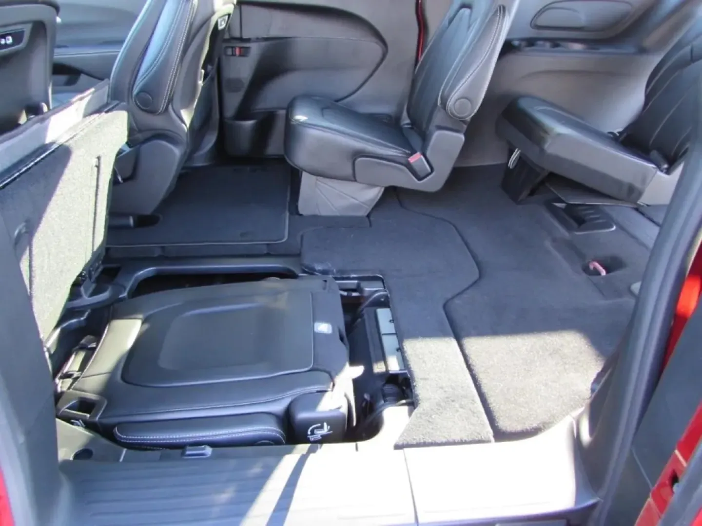 2026 /Black Chrysler Pacifica Select (2C4RC1BG4TR) with an 3.6L V6 DOHC 24V engine, Automatic transmission, located at 12830 Highway 21, De Soto, MO, 63020, (636) 337-7777, 38.153099, -90.573624 - **Experience Family Adventures with the 2026 Chrysler Pacifica at Pettus CDJR DeSoto!**<br /> <br /> Are you searching for the perfect vehicle to elevate your family's adventures? Look no further than the stunning 2026 Chrysler Pacifica available now at Pettus CDJR DeSoto! This exceptional minivan c - Photo#29