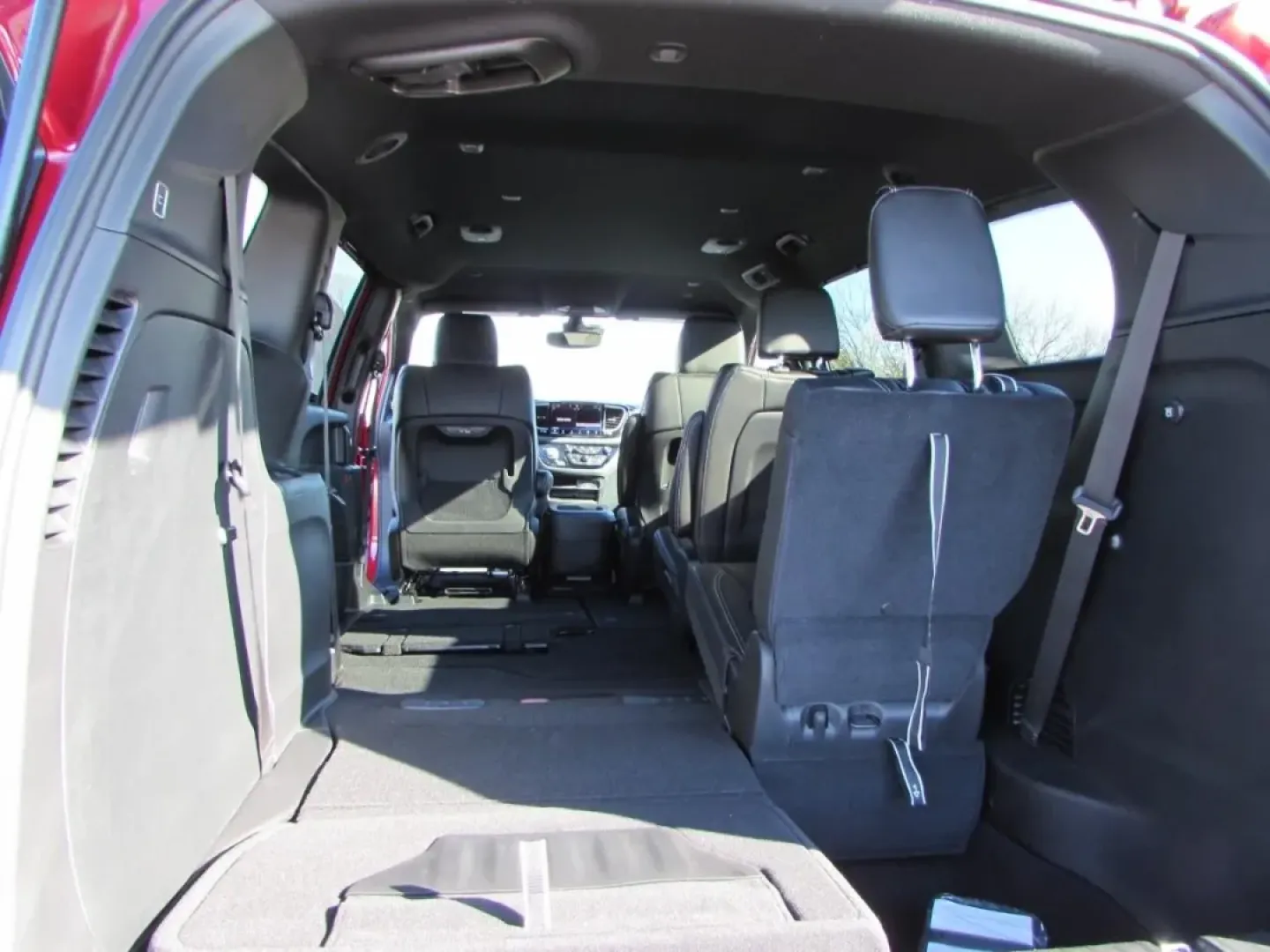 2026 /Black Chrysler Pacifica Select (2C4RC1BG4TR) with an 3.6L V6 DOHC 24V engine, Automatic transmission, located at 12830 Highway 21, De Soto, MO, 63020, (636) 337-7777, 38.153099, -90.573624 - **Experience Family Adventures with the 2026 Chrysler Pacifica at Pettus CDJR DeSoto!**<br /> <br /> Are you searching for the perfect vehicle to elevate your family's adventures? Look no further than the stunning 2026 Chrysler Pacifica available now at Pettus CDJR DeSoto! This exceptional minivan c - Photo#30