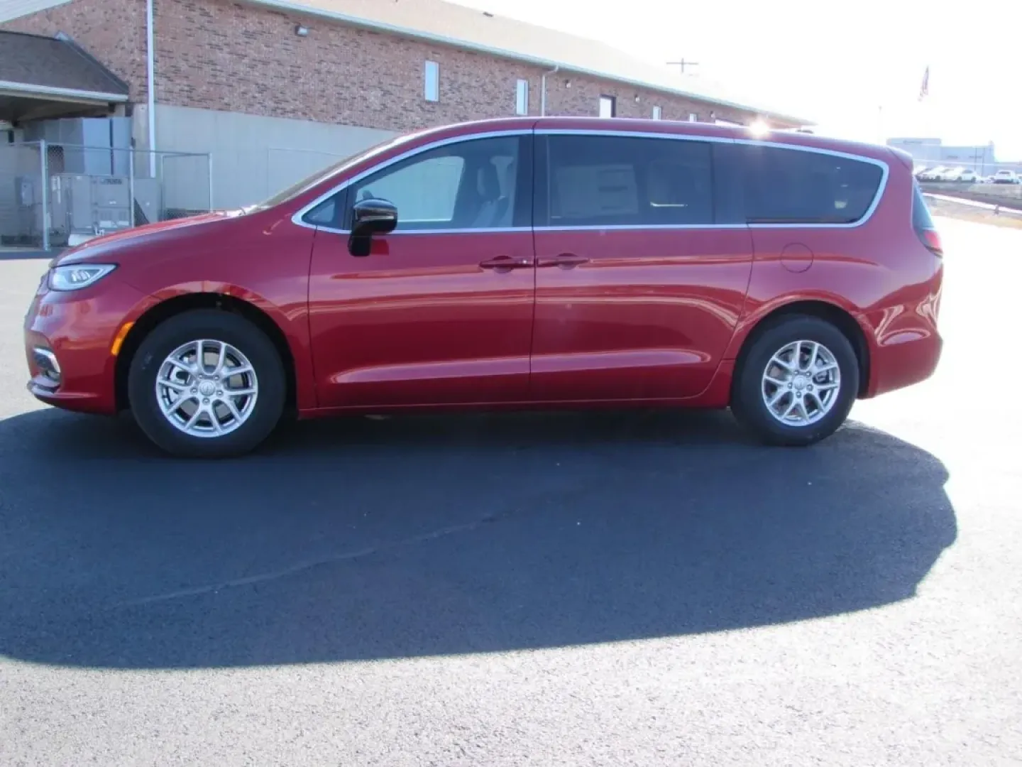 2026 /Black Chrysler Pacifica Select (2C4RC1BG4TR) with an 3.6L V6 DOHC 24V engine, Automatic transmission, located at 12830 Highway 21, De Soto, MO, 63020, (636) 337-7777, 38.153099, -90.573624 - **Experience Family Adventures with the 2026 Chrysler Pacifica at Pettus CDJR DeSoto!**<br /> <br /> Are you searching for the perfect vehicle to elevate your family's adventures? Look no further than the stunning 2026 Chrysler Pacifica available now at Pettus CDJR DeSoto! This exceptional minivan c - Photo#3