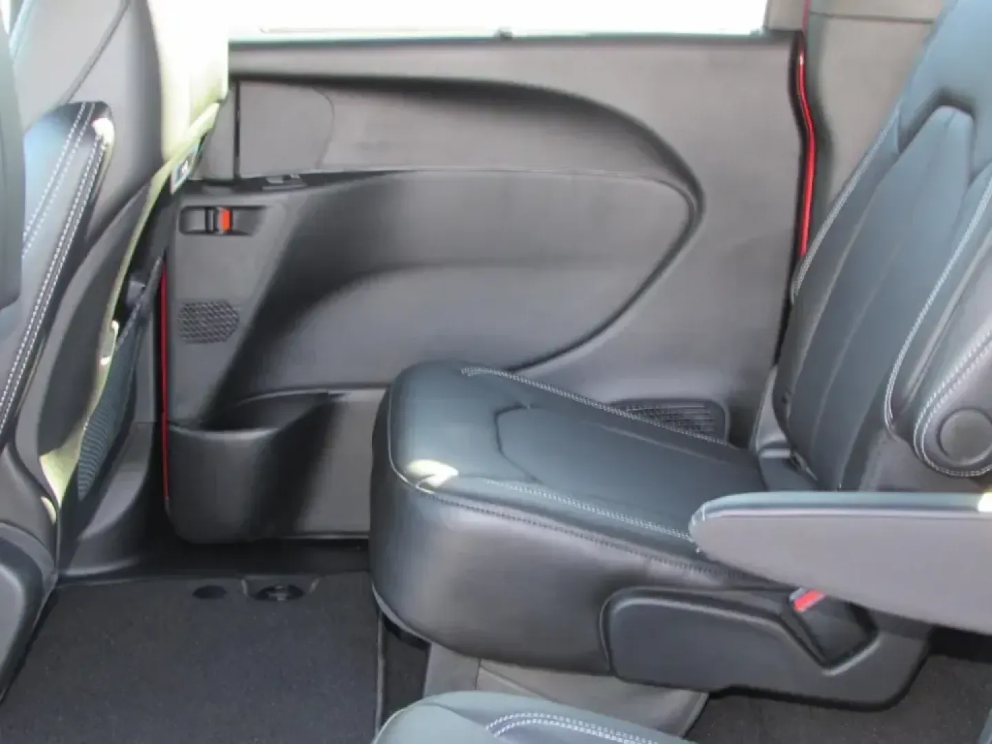 2026 /Black Chrysler Pacifica Select (2C4RC1BG4TR) with an 3.6L V6 DOHC 24V engine, Automatic transmission, located at 12830 Highway 21, De Soto, MO, 63020, (636) 337-7777, 38.153099, -90.573624 - **Experience Family Adventures with the 2026 Chrysler Pacifica at Pettus CDJR DeSoto!**<br /> <br /> Are you searching for the perfect vehicle to elevate your family's adventures? Look no further than the stunning 2026 Chrysler Pacifica available now at Pettus CDJR DeSoto! This exceptional minivan c - Photo#22