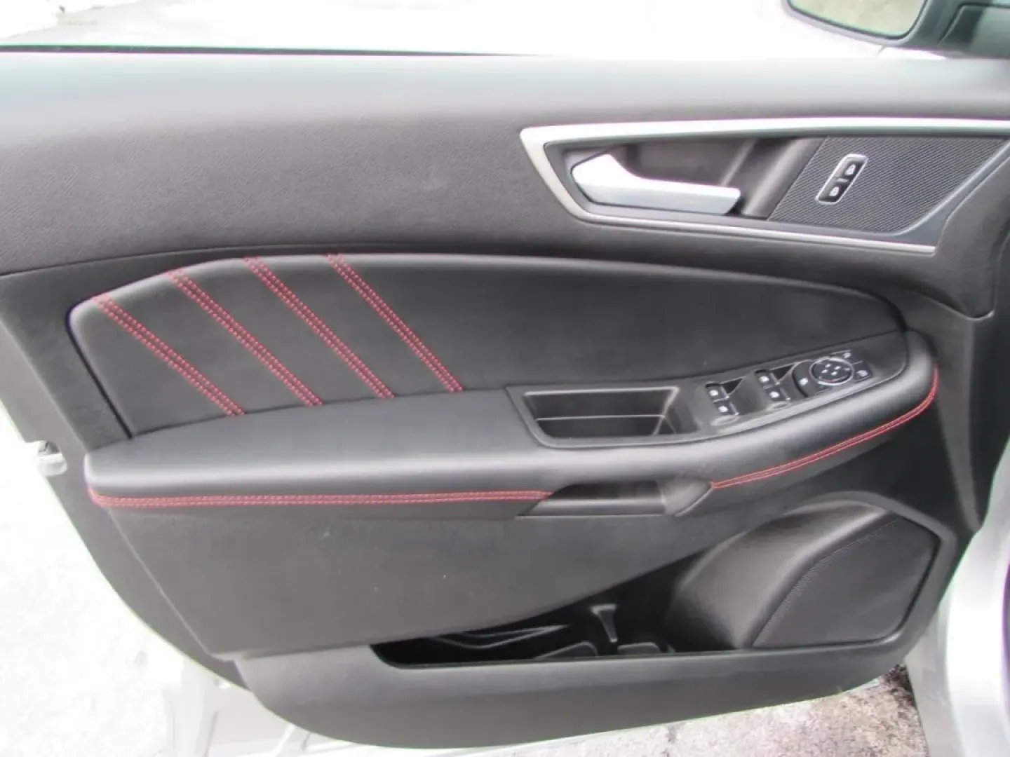 2024 /Ebony Ford Edge ST Line (2FMPK4J91RB) with an 2.0L L4 DOHC 16V engine, Automatic transmission, located at 12836 Highway 21, De Soto, MO, 63020, (636) 337-7777, 38.151867, -90.575615 - Unlock your next adventure with this stunning 2024 Ford Edge, available now at Pettus Ford De Soto, your trusted OEM dealership located at 12836 Missouri Hwy 21, De Soto, MO 63020. Whether you're navigating the daily grind of long commutes or planning weekend getaways with family and friends, this v - Photo#9