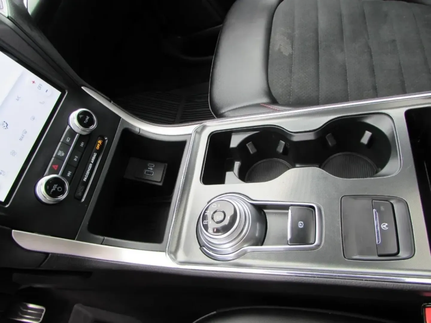 2024 /Ebony Ford Edge ST Line (2FMPK4J91RB) with an 2.0L L4 DOHC 16V engine, Automatic transmission, located at 12836 Highway 21, De Soto, MO, 63020, (636) 337-7777, 38.151867, -90.575615 - Unlock your next adventure with this stunning 2024 Ford Edge, available now at Pettus Ford De Soto, your trusted OEM dealership located at 12836 Missouri Hwy 21, De Soto, MO 63020. Whether you're navigating the daily grind of long commutes or planning weekend getaways with family and friends, this v - Photo#18