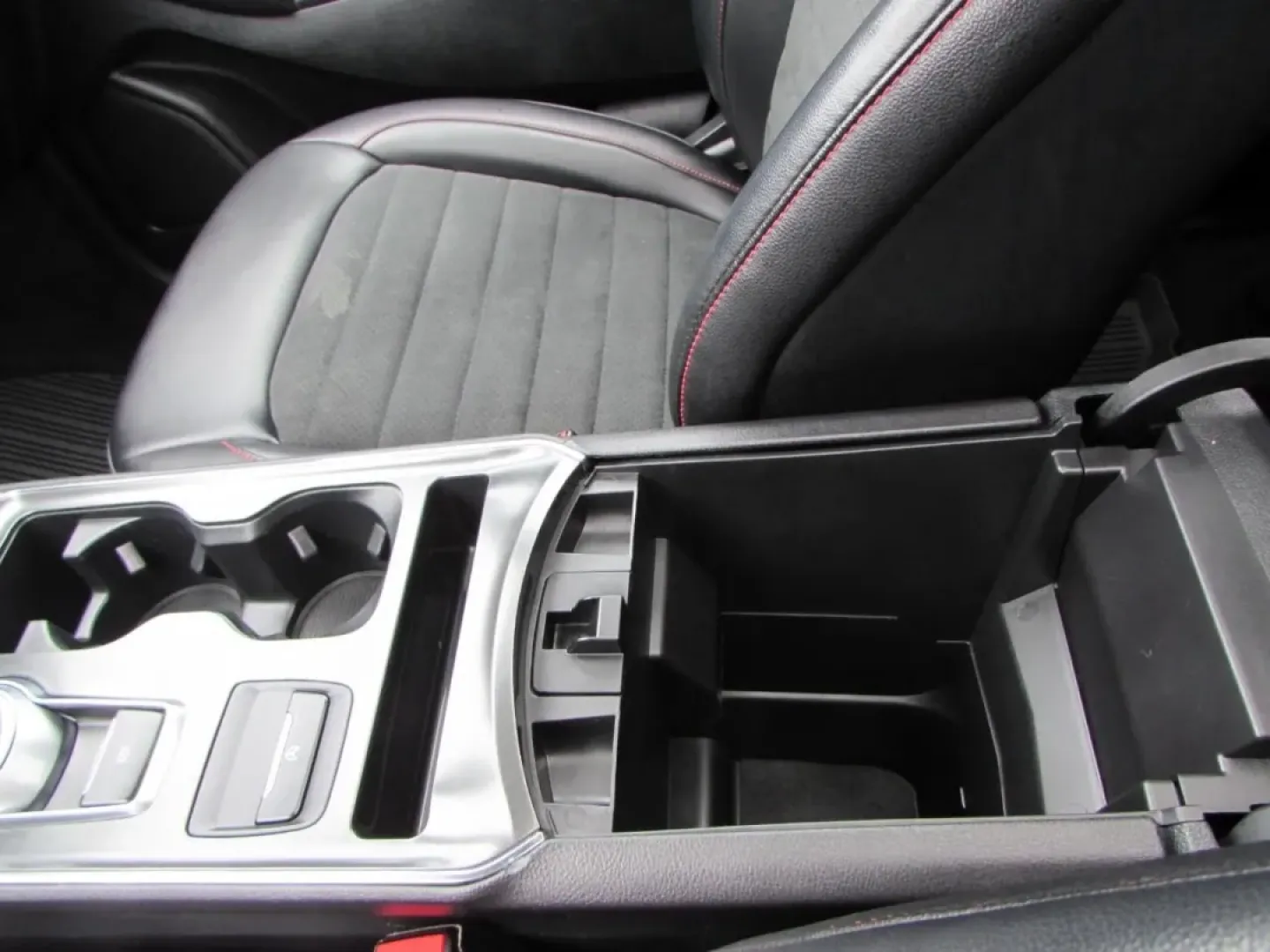 2024 /Ebony Ford Edge ST Line (2FMPK4J91RB) with an 2.0L L4 DOHC 16V engine, Automatic transmission, located at 12836 Highway 21, De Soto, MO, 63020, (636) 337-7777, 38.151867, -90.575615 - Unlock your next adventure with this stunning 2024 Ford Edge, available now at Pettus Ford De Soto, your trusted OEM dealership located at 12836 Missouri Hwy 21, De Soto, MO 63020. Whether you're navigating the daily grind of long commutes or planning weekend getaways with family and friends, this v - Photo#19