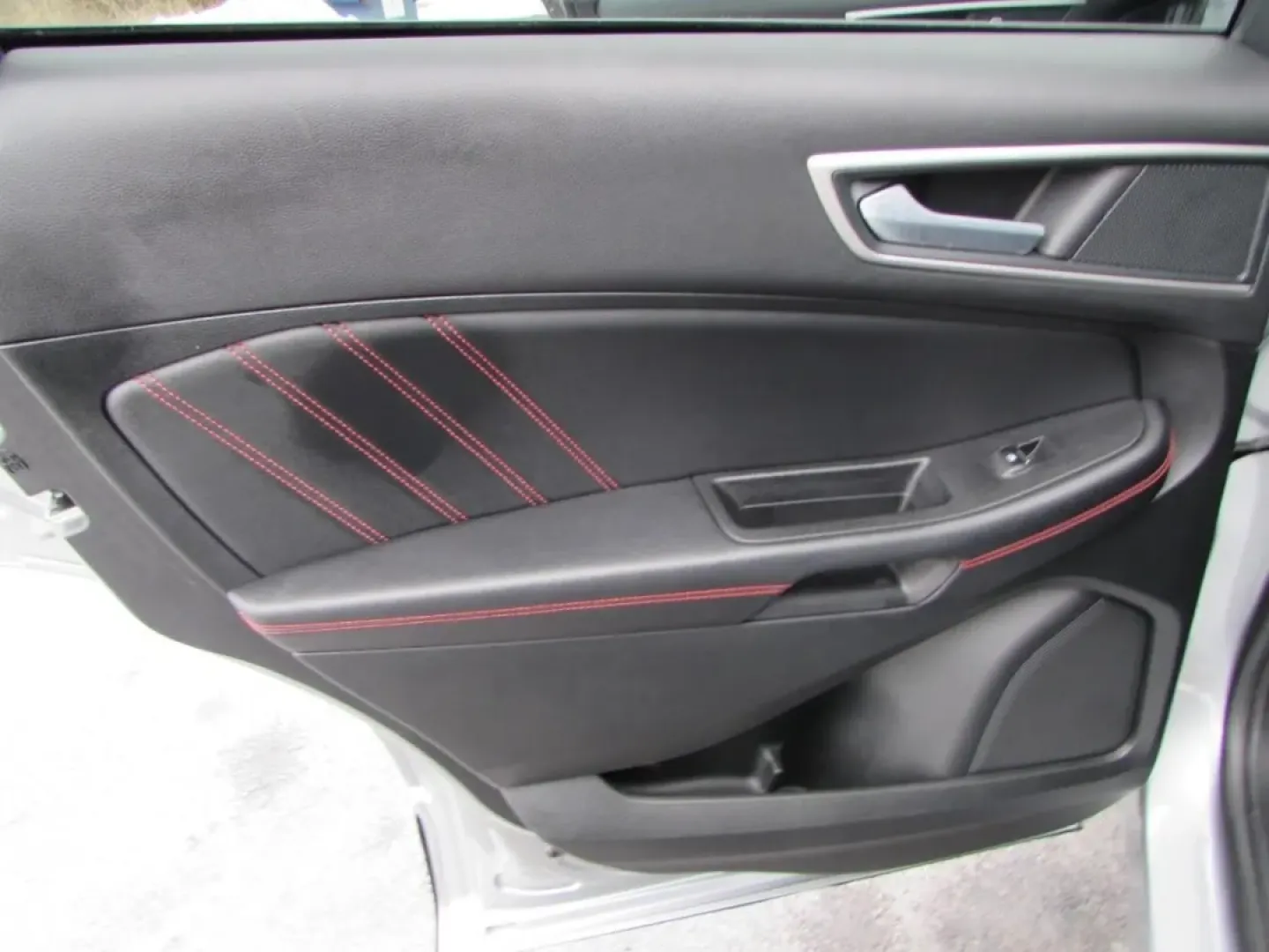 2024 /Ebony Ford Edge ST Line (2FMPK4J91RB) with an 2.0L L4 DOHC 16V engine, Automatic transmission, located at 12836 Highway 21, De Soto, MO, 63020, (636) 337-7777, 38.151867, -90.575615 - Unlock your next adventure with this stunning 2024 Ford Edge, available now at Pettus Ford De Soto, your trusted OEM dealership located at 12836 Missouri Hwy 21, De Soto, MO 63020. Whether you're navigating the daily grind of long commutes or planning weekend getaways with family and friends, this v - Photo#21