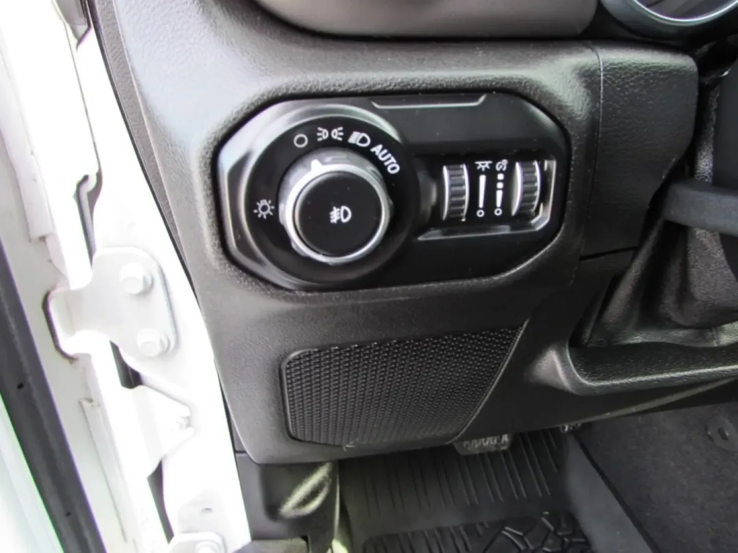 2019 /Black Jeep Wrangler Unlimited Sport S (1C4HJXDN9KW) with an 2.0L L4 DOHC 16V TURBO engine, 6A transmission, located at 12830 Highway 21, De Soto, MO, 63020, (636) 337-7777, 38.153099, -90.573624 - Are you ready to elevate your weekend adventures and family outings? Look no further than this stunning 2019 Jeep Wrangler, the ultimate SUV for those who crave exploration and versatility. Whether you're navigating the winding roads of De Soto, MO, or tackling rugged trails, this vehicle is designe - Photo#14