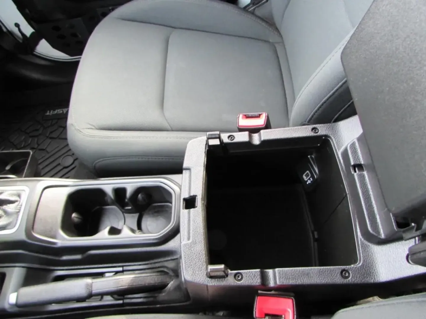 2019 /Black Jeep Wrangler Unlimited Sport S (1C4HJXDN9KW) with an 2.0L L4 DOHC 16V TURBO engine, 6A transmission, located at 12830 Highway 21, De Soto, MO, 63020, (636) 337-7777, 38.153099, -90.573624 - Are you ready to elevate your weekend adventures and family outings? Look no further than this stunning 2019 Jeep Wrangler, the ultimate SUV for those who crave exploration and versatility. Whether you're navigating the winding roads of De Soto, MO, or tackling rugged trails, this vehicle is designe - Photo#22